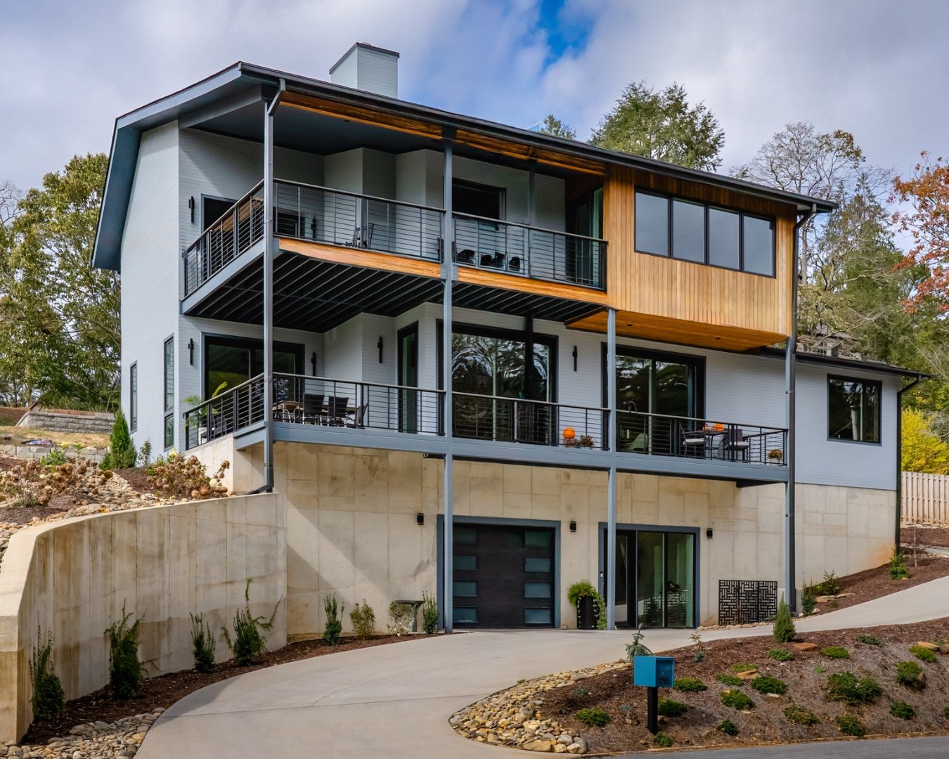 In honor of Earth Day coming up, we wanted to highlight some of our recent Energy Star-certified homes, and the Grove Park Contemporary has to be one of our favorites!⁠
⁠
At 3,395 sq ft, this 2024 Parade of Homes entry is proof that a high-performanc