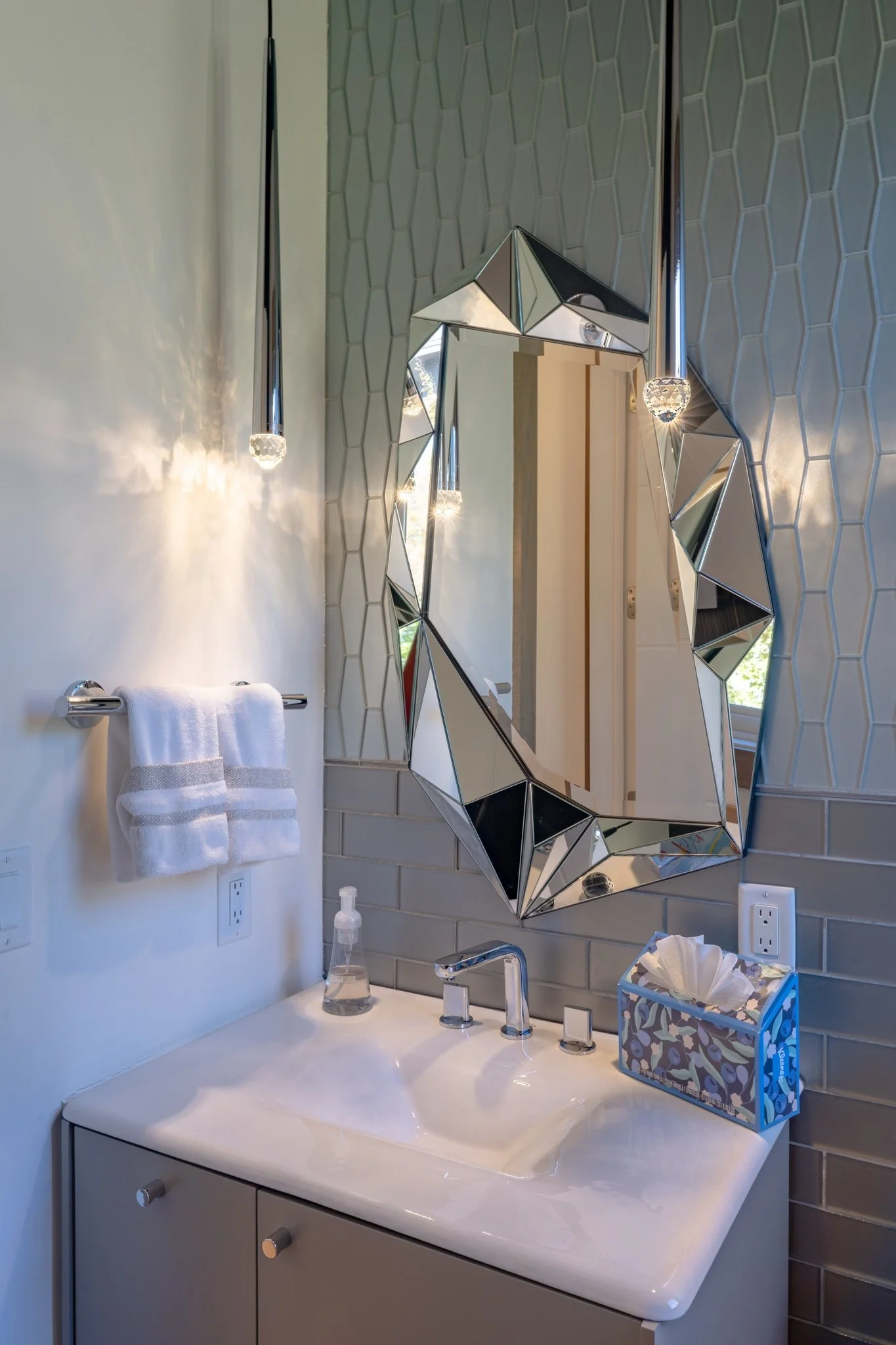 homesource-builders-custom-home-powder-bath-geometric-mirror.jpg