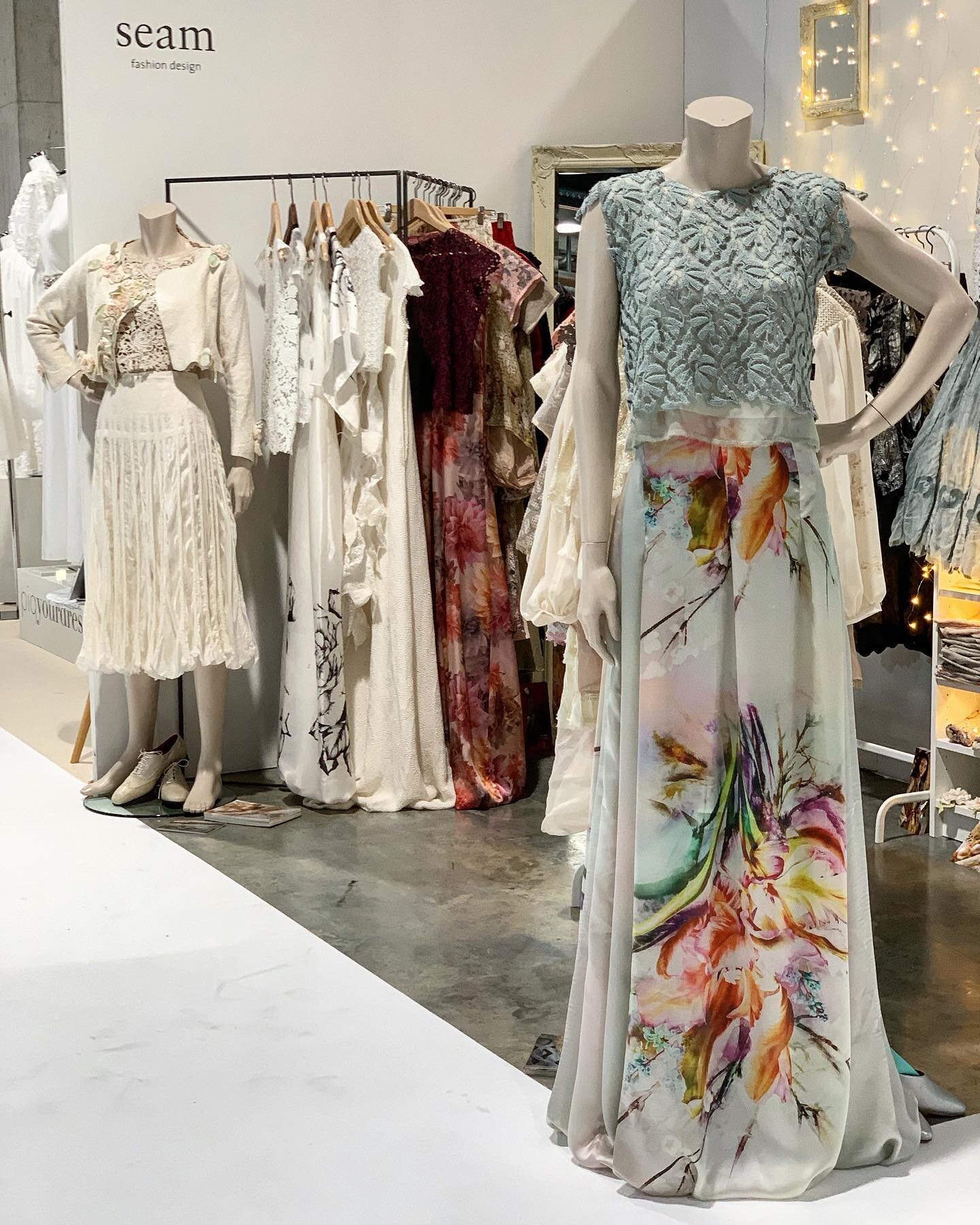 @hochzeitsmessen #hochzeitsmessestgallen #hochzeit #swissmade @seam_fashion_design #embroidery #lace #st.gallen #fashion #sustainablefashion #wedding #dress #silk #handcraft #@