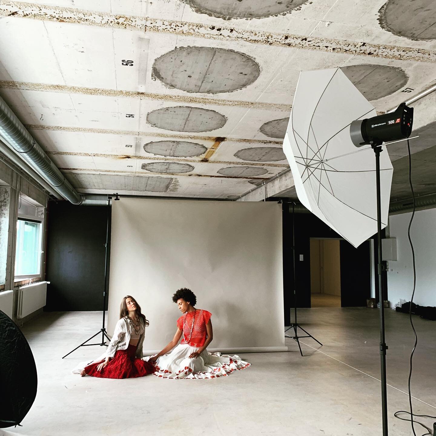 #swiss #design #handmade #photoshoot @caroline_krajcir_photography @seam_fashion_design #haus47 @schmuckschmiede_pet @jacqueline_penza @tiiineli #fashion #linen #embroidery @bischoff_textil_ag @filtexworld  @tdstextildruckerei #saintcity #ostschweiz 