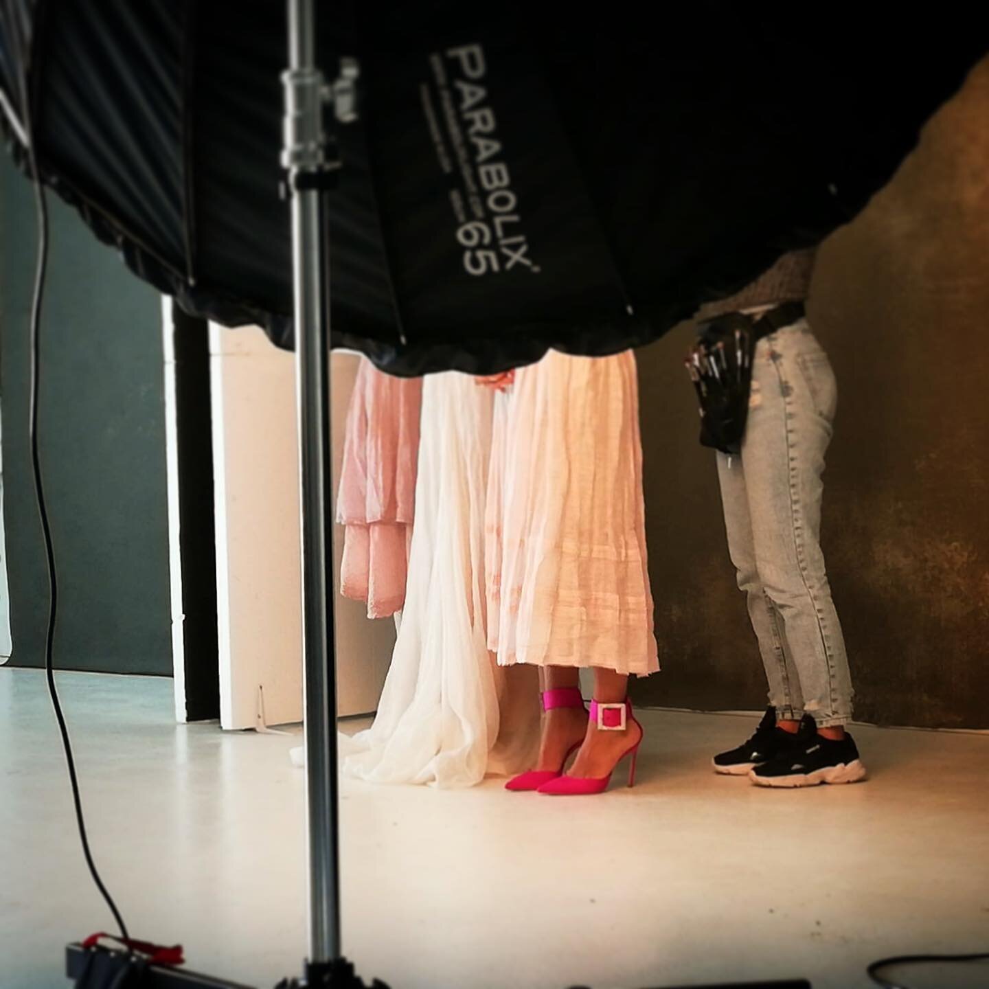 #behindthescenes #photoshoot @seam_fashion_design @fabiogloor @sasha_hairandmakeup @schmuckschmiede_pet @haus47 @lizi_weii @dearecica #fashiondesign #sustainablefashion #handmade #design #swissmade #craft #tailor #seamfashiondesign #silk #linen #cot