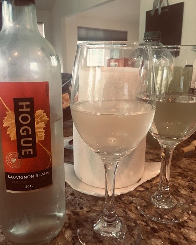 Time for some Sauvignon Blanc!
.
.
.
#relax #sauvignonblanc #whitewine #timetobingewatch #dranks #homewithhubs #bosslife #enjoy #washingtonwines #columbiavalley #hogue
