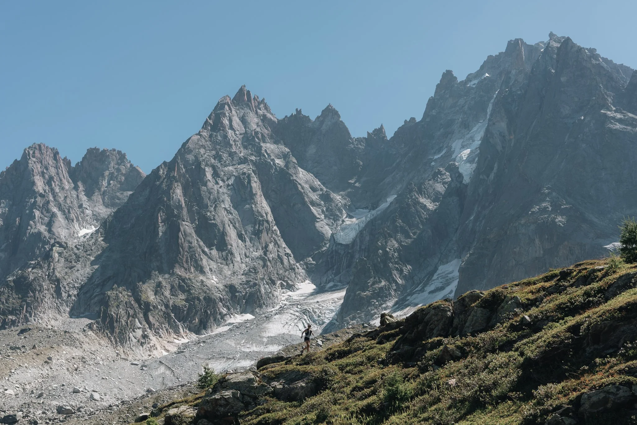 chamonix-mountains-runner