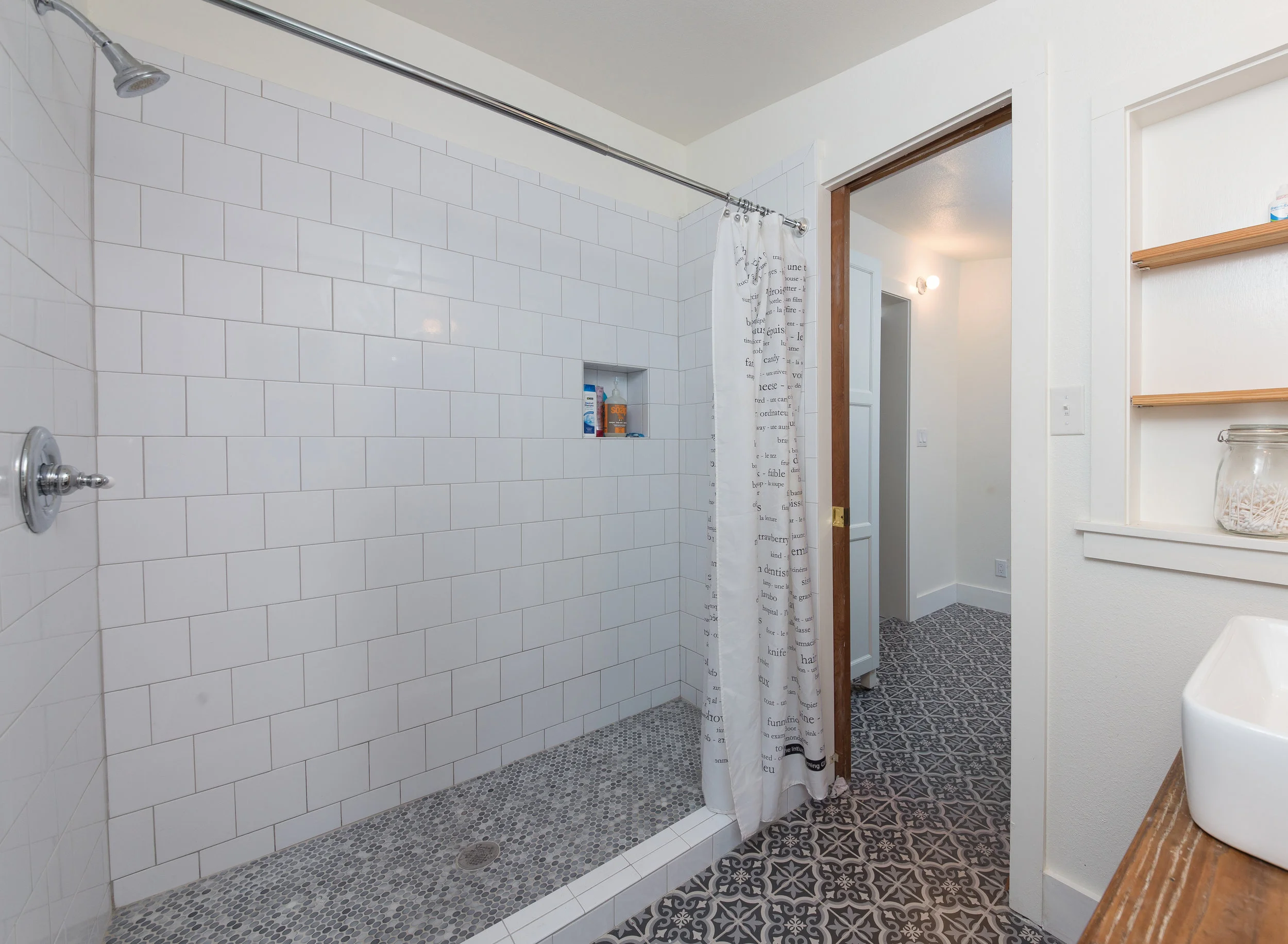 house2-bath1.jpg