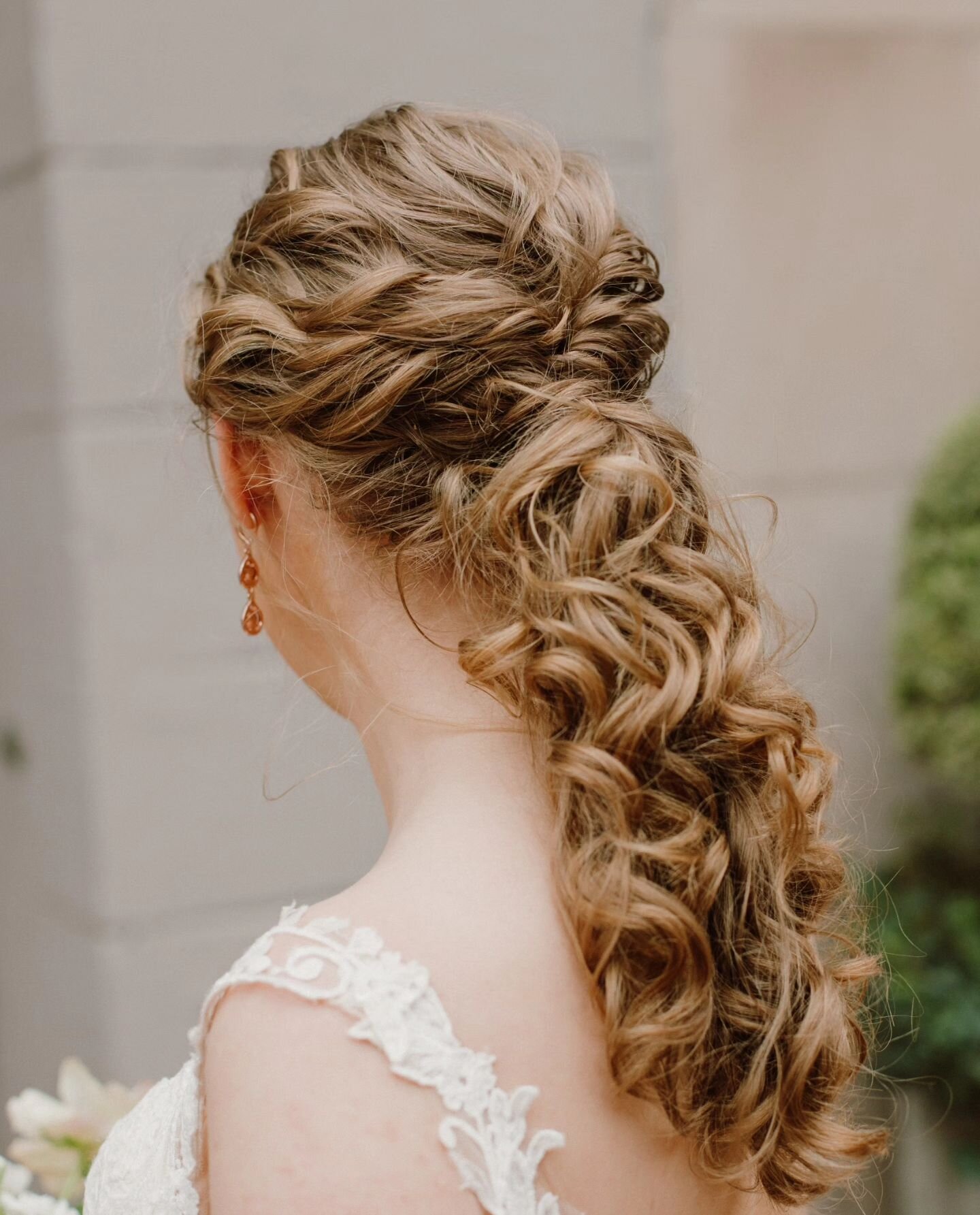 Bridal Ponytails are forever my favorite 🩷
.
Curly hair, waves, or sleek strands, I love a ponytail. Stephanie's ponytail embraced her natural texture and complimented her open back gown. Making her bridal ponytail the perfect style for her.
.
Would
