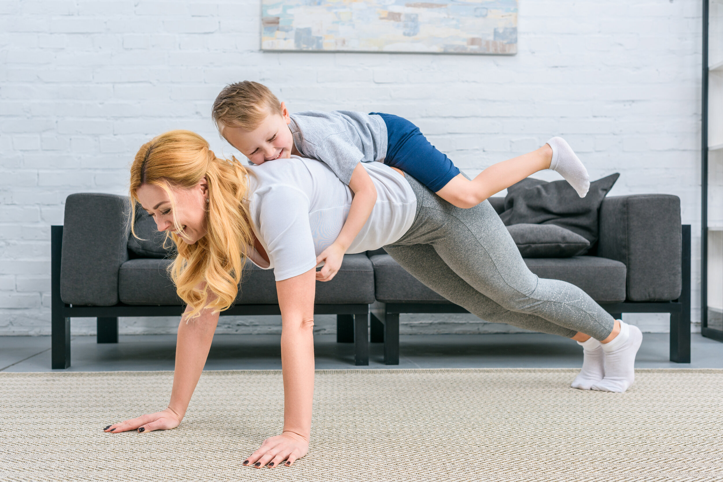 Сын делает мама массаж видео. Семейные тренировки. Упражнение семейное фото.