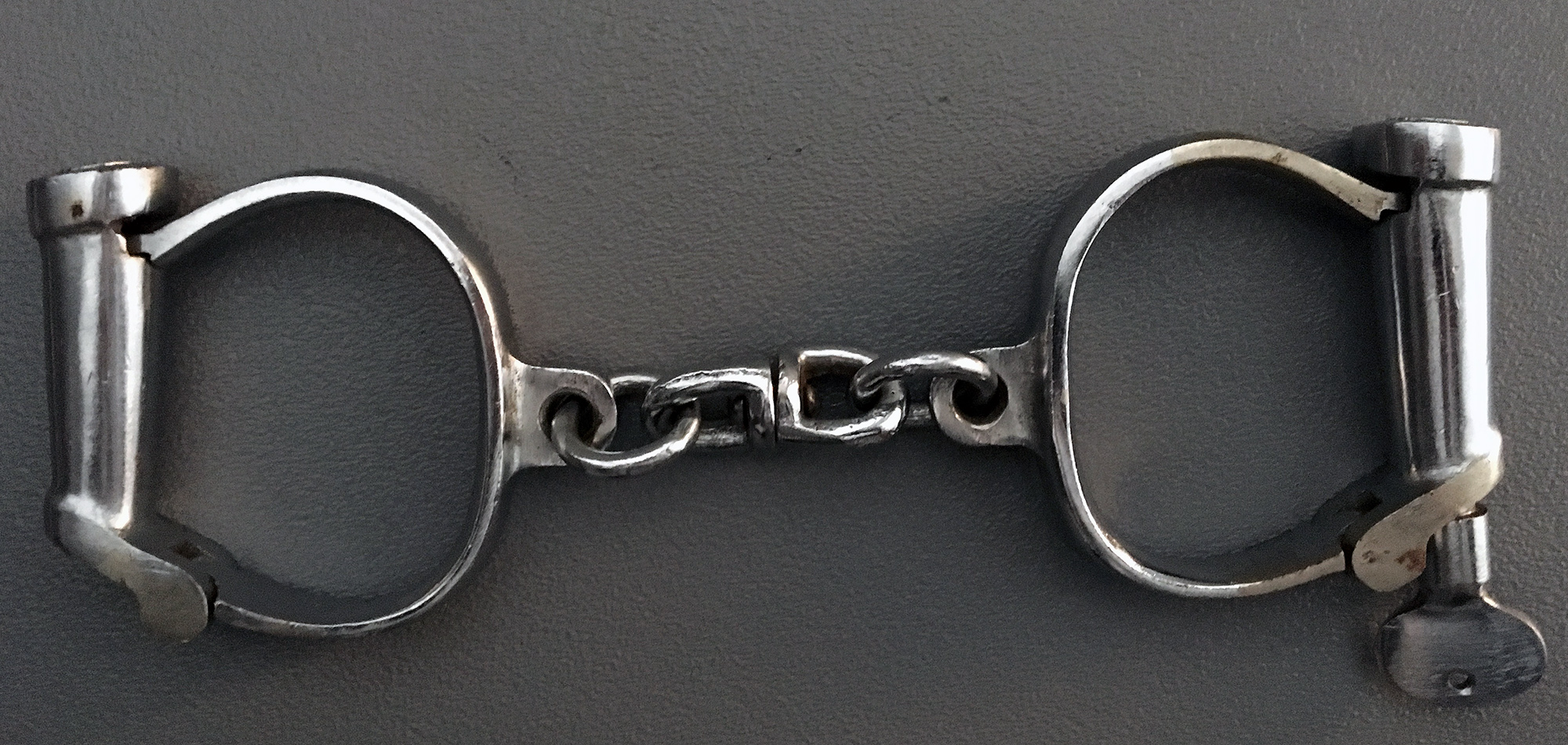 FOR SALE: VINTAGE ENGLISH DARBY STYLE HANDCUFFS W/ORIG KEY — Old Handcuffs .Net
