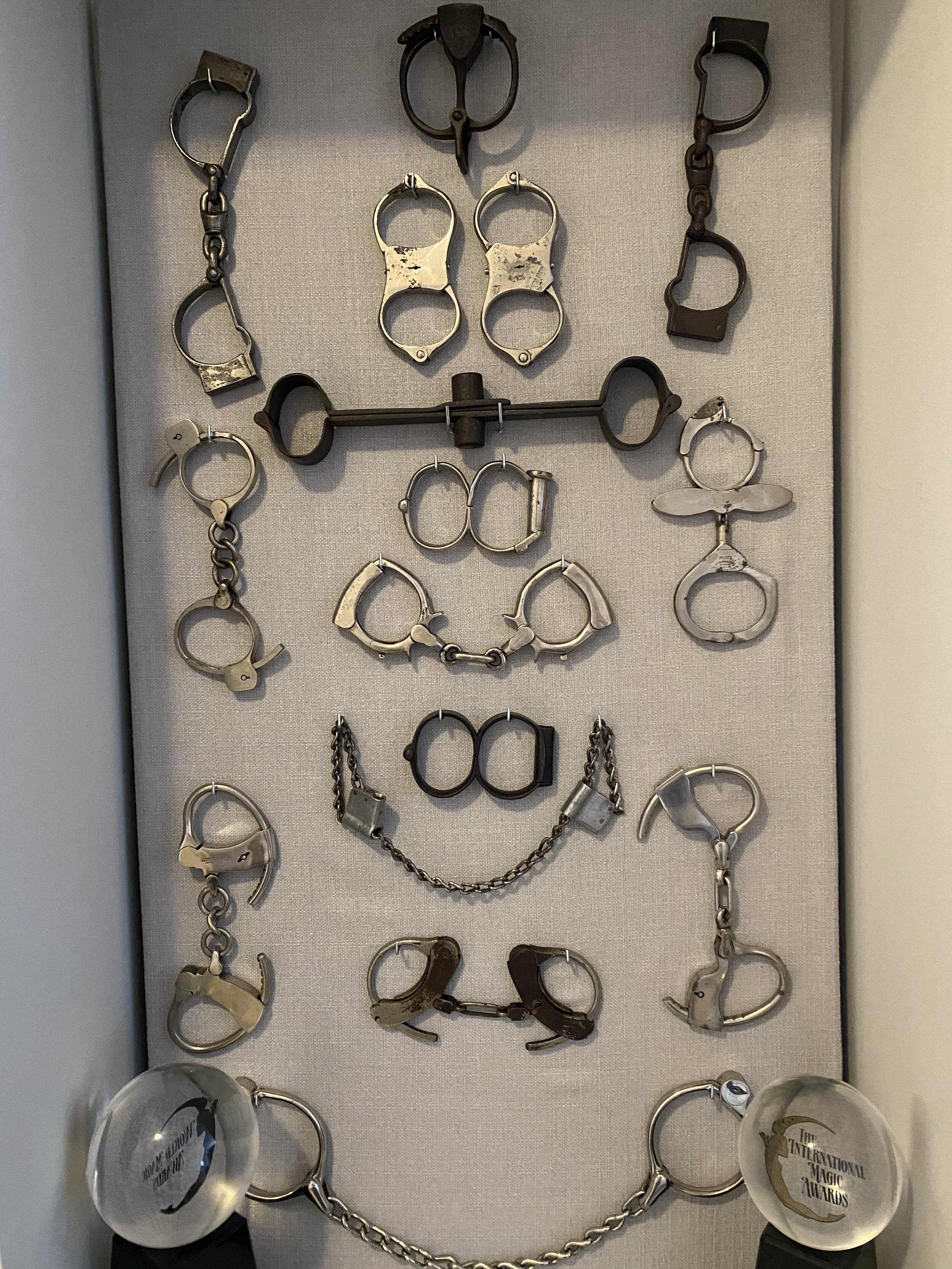 Hiatt 1960 Juvenile Handcuffs GENUINE Vintage Police Prison Chain Cuffs No Key 