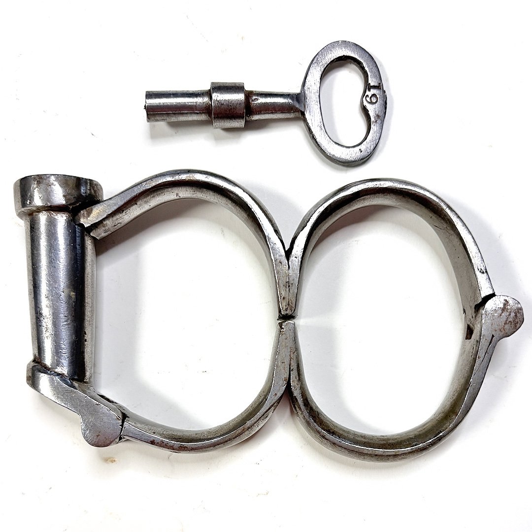 Excellent Hiatt Irish 8 Handcuffs – Classic Model with Houdini Ties