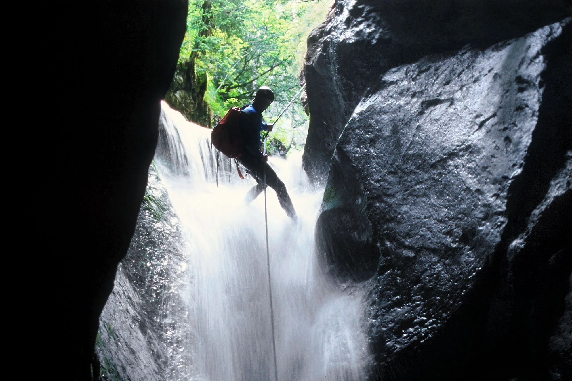 CanyoningEricEinstiegCD12bbb_cropQF_morebbbshp1988px_JPGQU8_449KB_real527KB.jpg