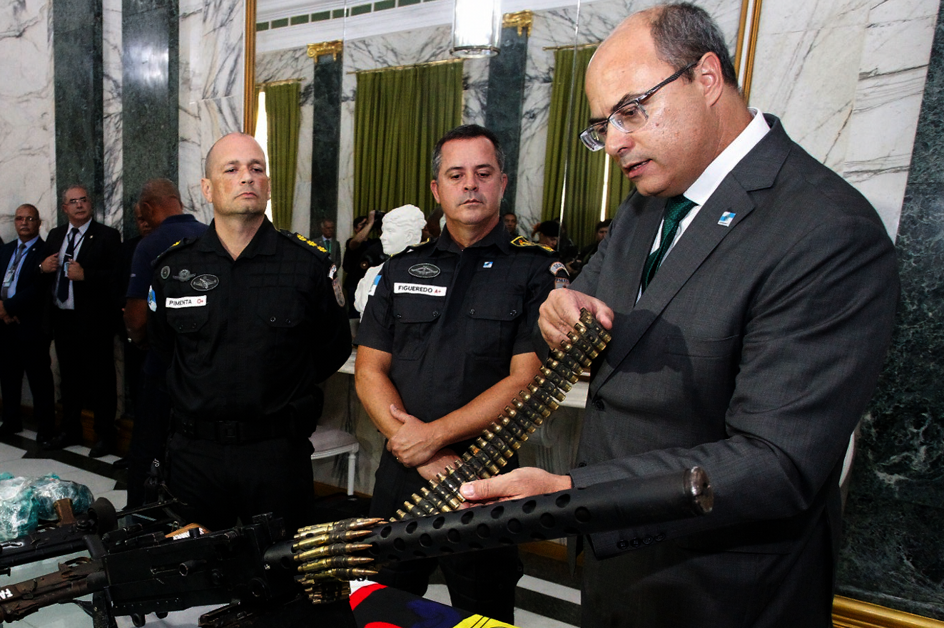 Governor Wilson Witzel inspects illegal arms seized by police during an operation in Rio de Janeiro. (Photo: Rio Governor's Office.)