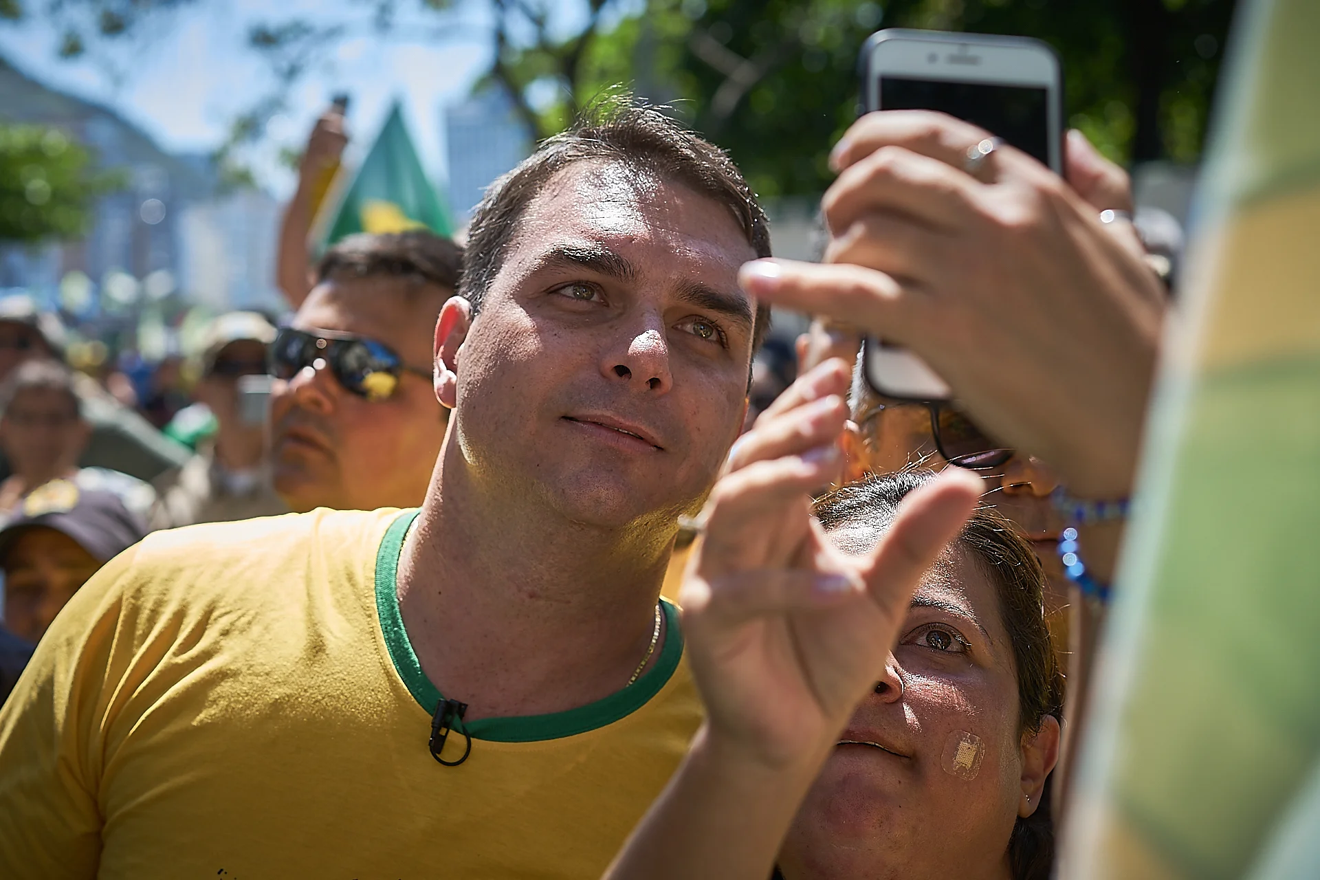 Flávio Bolsonaro takes a photo with a supporter (Photo: C.H. Gardiner)