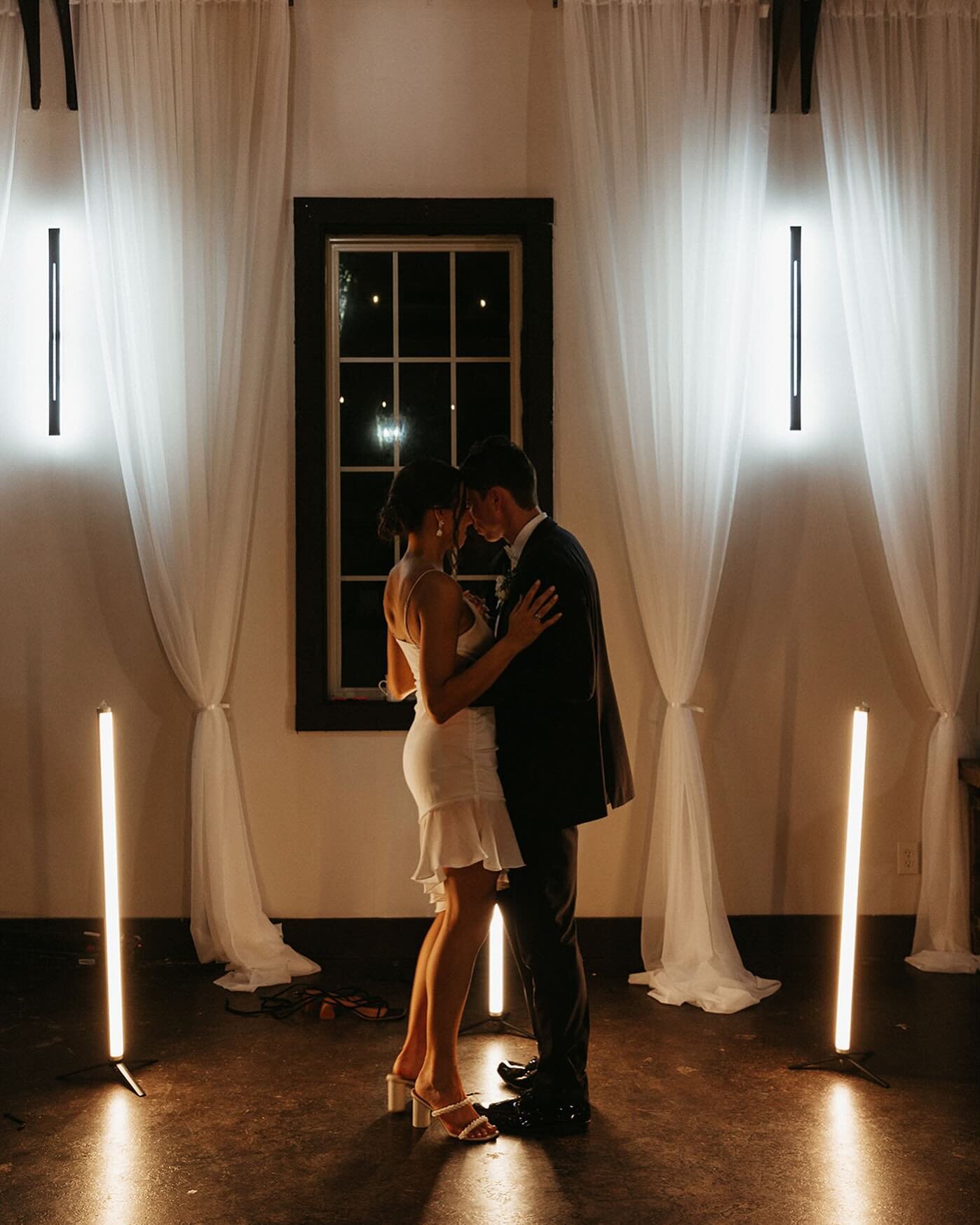 We love a private last dance! 🙂
Giving couples an intimate moment to themselves after the whirlwind of their special day 💜 
📸 @kayley_lorraine