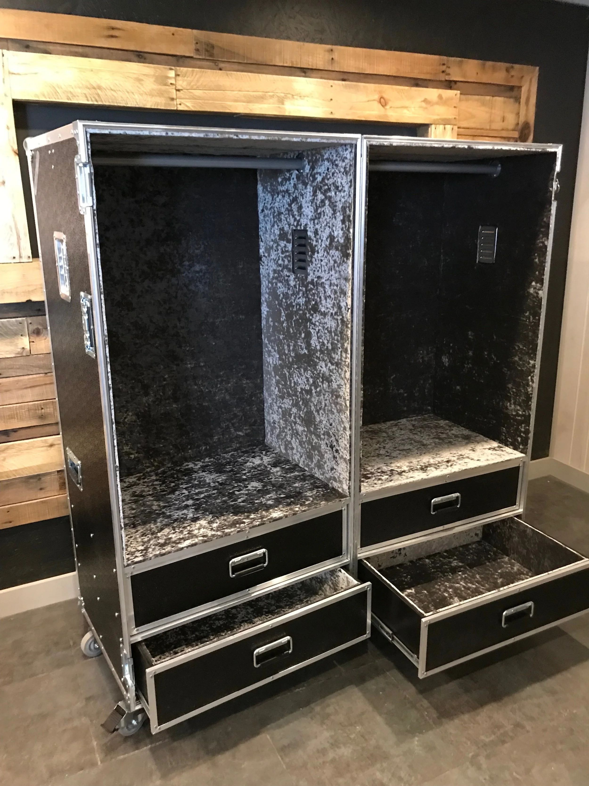 4-Drawer Clamshell Silver Wardrobe 2.JPG