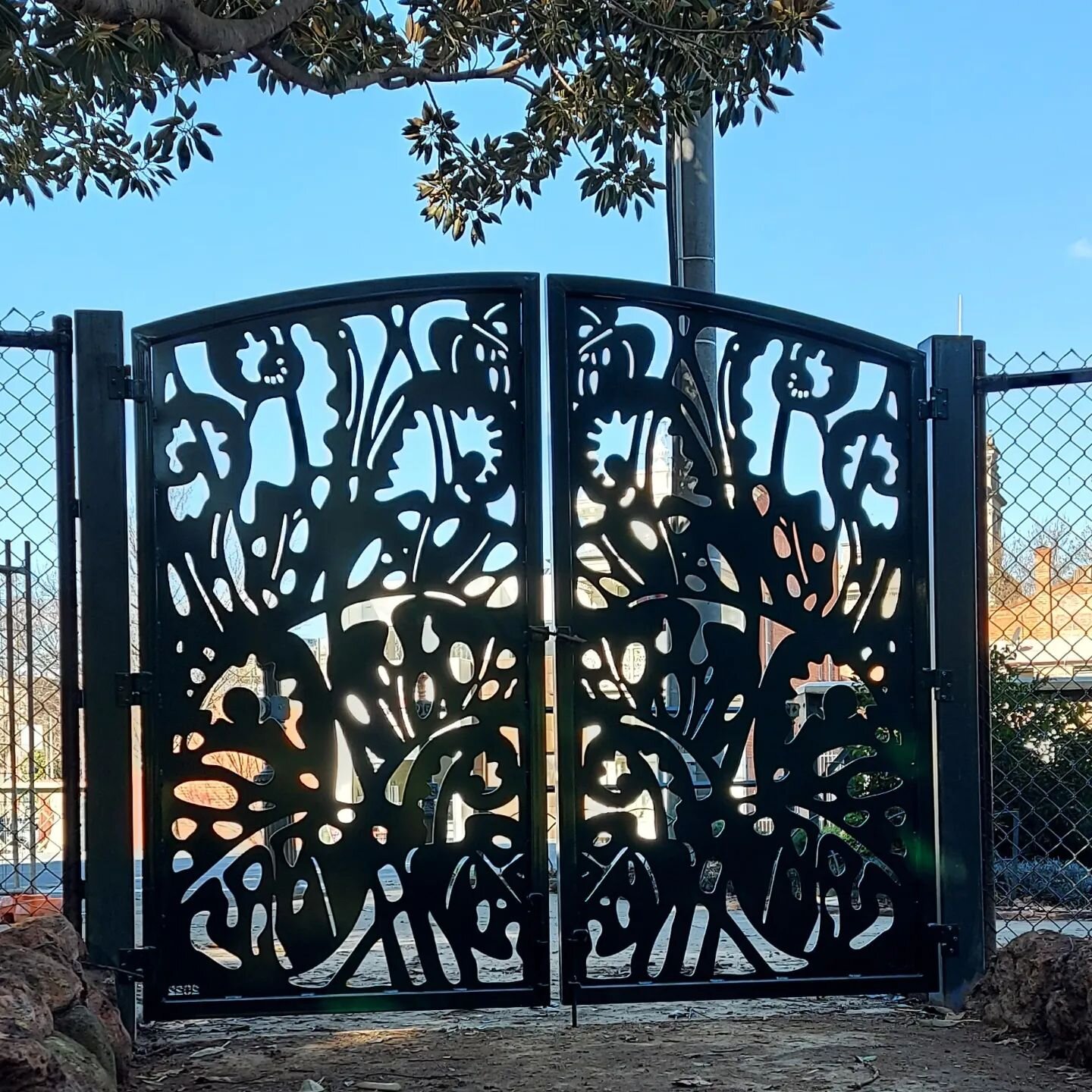 These three double hung gates were installed today, space back in my workshop now. Commissioned by the City of Greater Bendigo they are positioned around the fernery at Rosalind Park.
#rosalindpark #parks #gates #fernery #publicparks #cityofgreaterbe