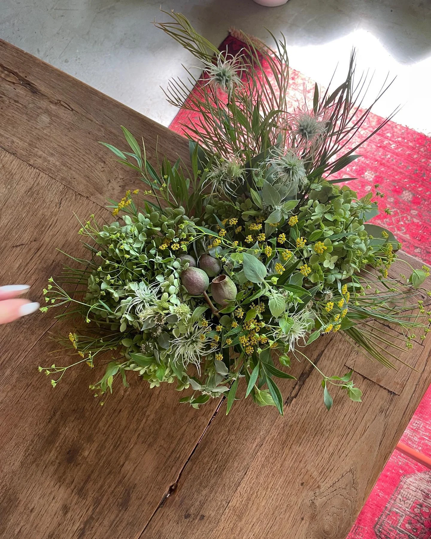 Lesson casual

アナベルを使用したテーブルアレンジメント☕️

この時期、大活躍のアナベル。
爽やかなライムグリーンが涼しげで、この猛暑の中、
色、形がそのままの状態でドライになってくれる優れものです✨

ご自宅の飾る場所をイメージしてデザインしていただき、少しでも目から涼を🎐

🌿来月は初秋のブーケを予定しています。

🌱Lessonのお問合せはメール、電話にて受け付けています。

#フラワーレッスン
#フラワー教室
#テーブルアレンジ
#フラワーレッスン世田谷
#アナベル