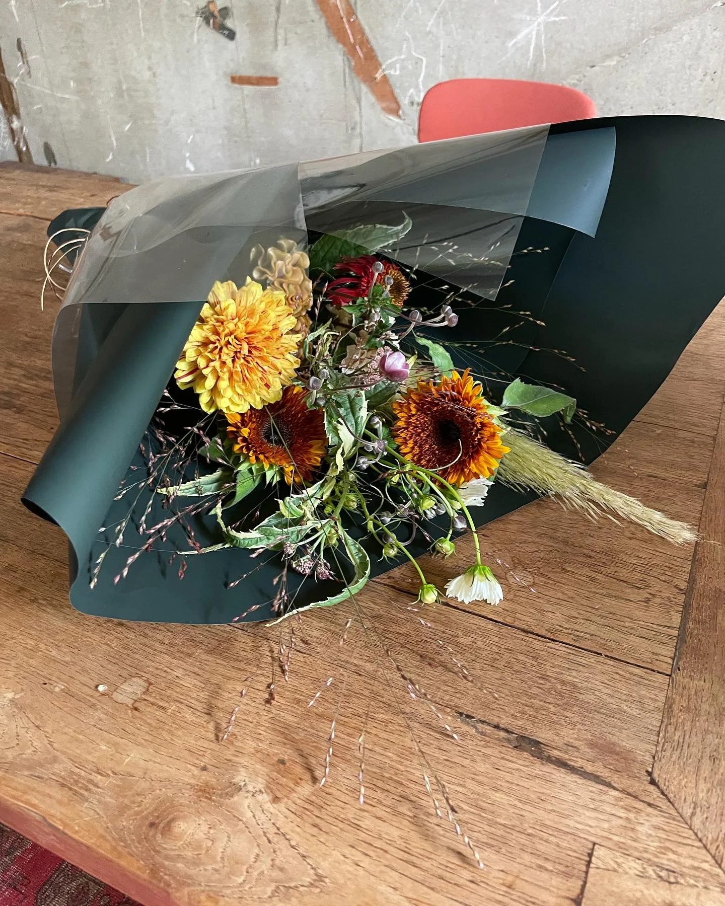 Lesson casual

秋色のブーケ
深みのあるオレンジやイエローで秋らしい雰囲気を。
使用花材は、ひまわり、けいとう、菊、コスモス、秋明菊、パンパスグラスなど。

花の表情をみながら、秋らしい小花を合わせてナチュラルに束ねていきます。

🌿10月は秋のアレンジメントを予定しています。

🌱Lessonのお問合せはメール、電話にて受け付けています。

#フラワーレッスン
#フラワー教室
#フラワーレッスン世田谷