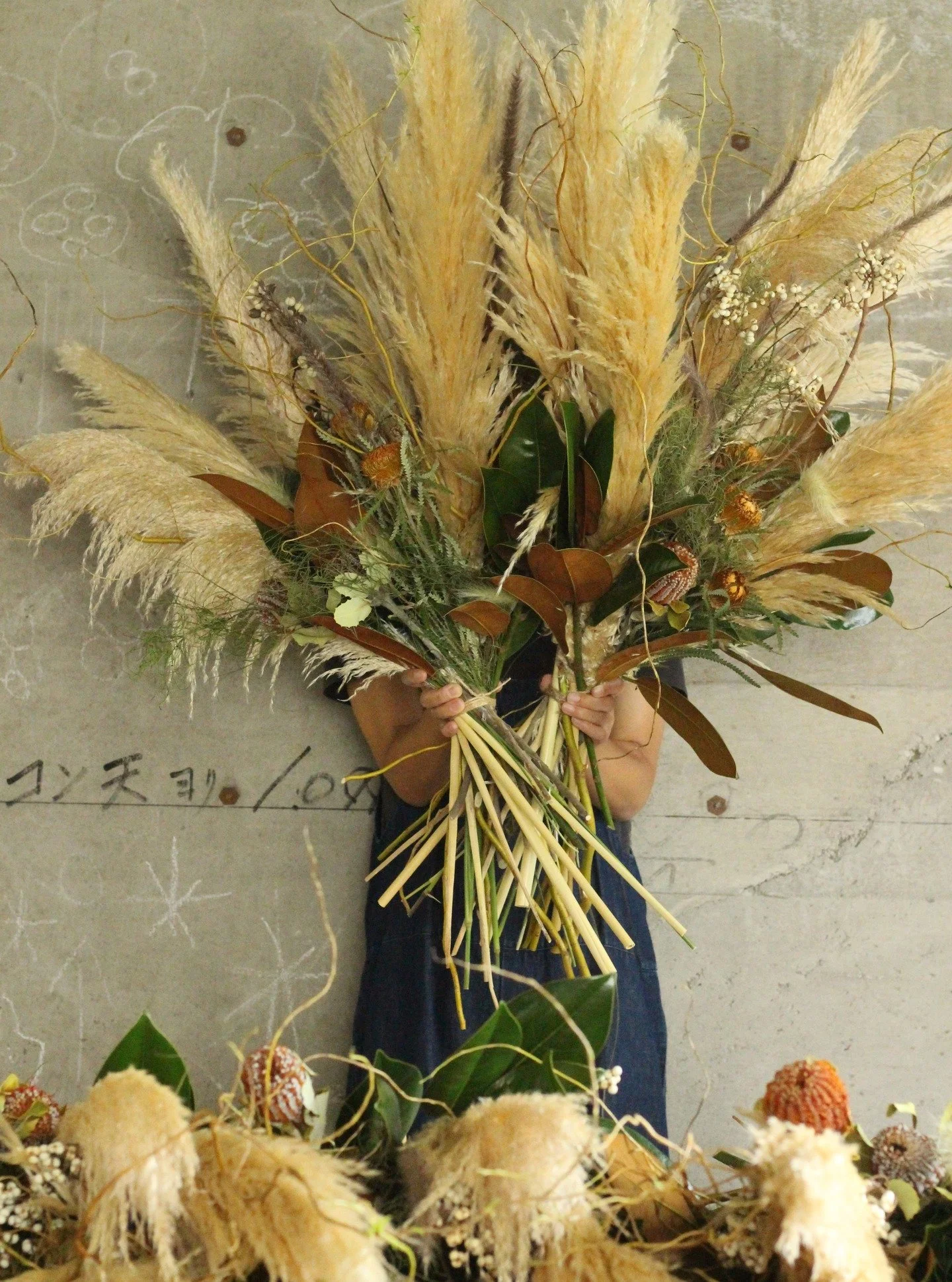 *
*
Autumn　Display

＠johnsmedleyknitwear.jp 様の秋のウィンドウディスプレイ。
これからの季節感たっぷりなパンパスグラスを沢山使用。
まーだまだ暑いですが、お花は秋真っ盛り！
パンパスグラスのドライも店頭にございますので是非！

＠flowers
@display
@greens
@パンパスグラス
@桜新町
＠ここから年末までまっしぐら