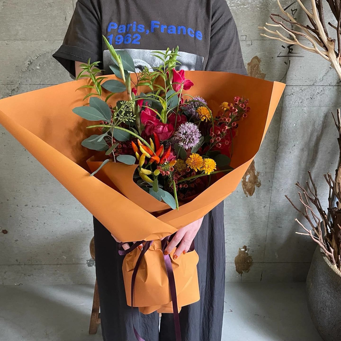 Lesson casual、advance

秋色ブーケ
バーガンディやオレンジ、黄色のお花で、季節感と華やかさを感じる仕上がりに。
とうがらしなどの実物も使用しています。

皆さんブーケの基本スパイラルも上手になってきてます👏

ブーケレッスンの時は、ラッピングはお好きな色を選んでもらいますが、皆さんオレンジでした🍊☺️

🌿11月はクリスマスレッスンです🎅早い〜

🌱Lessonのお問合せはメール、電話にて受け付けています。

#フラワーレッスン
#フラワー教室
#フラワーレッスン