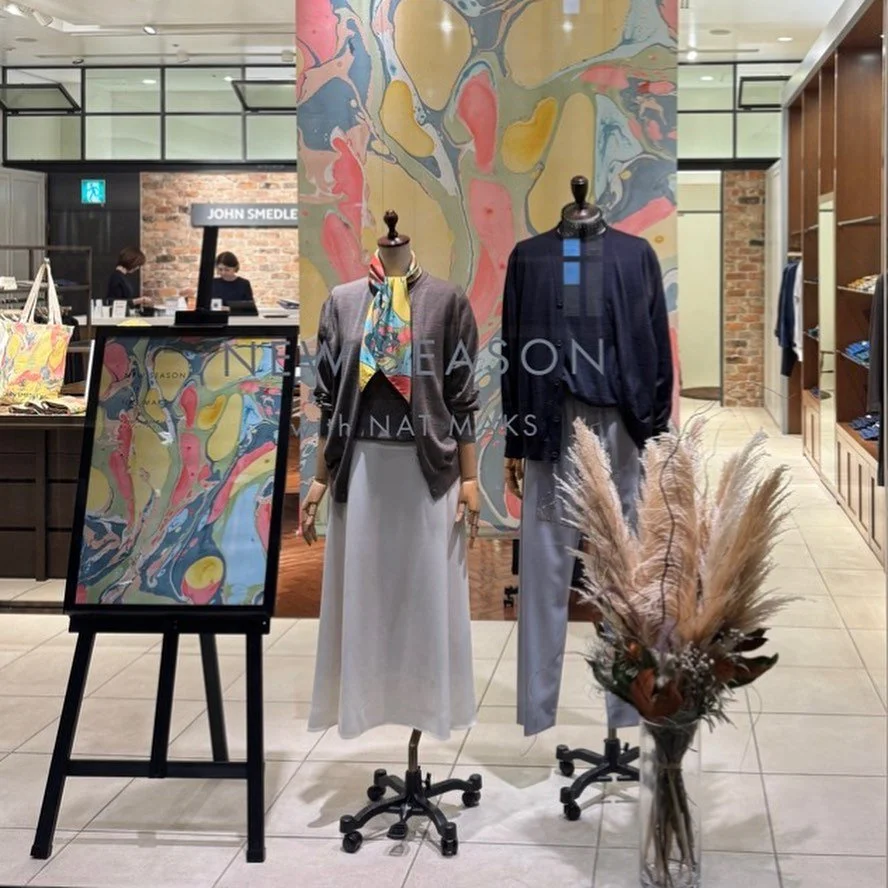 *
Display 

@johnsmedleyknitwear.jp  各店舗様のwindow displayに
いつもありがとうございます♪

パンパスグラスと裏地の茶色と質感が秋らしさを加えられてます。
気温もグッと下がって、世間は運動会や文化祭シーズン。
今年もあと3ヶ月とは驚きモモの木です！！

#display
#flower
#dryflower
#ほんと気持ちのいい時期ですね〜
#新米楽しみ！
