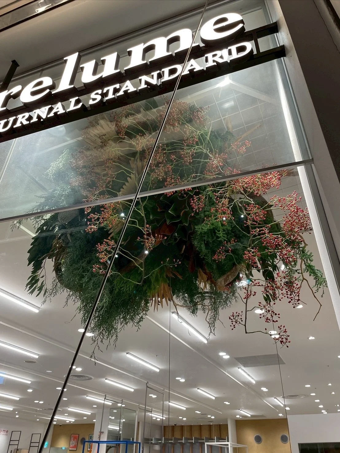 *
Xmas  display 🌲

今年も早速始まりました。
先日は船橋のTokyo-bayの @js_relume 店。
今年もクリスマス以外も飾れるような内容で作成。ドライアダンもいい感じ。
また長く飾って頂けると嬉しいです♪

今年はクリスマスリースのワークショップでもと思ってましたが12月しか出来なさそうで今のところ未定です。
個別注文は承っておりますが、お日にち余裕をみてご連絡頂ければ幸いです！

#xmas
#display 
#relume 
#今年も皆様ご注文ありがとうござい