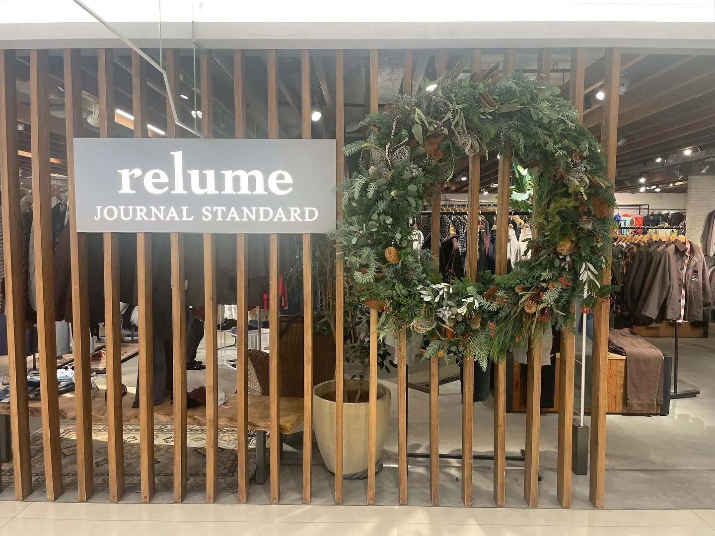 *
ドwreath 

本日はどデカいドwreathの納品
@js_relume  新宿ルミネ店様いつもありがとうございます。
今年もモリモリのドwreathを作成させて頂きます♪

店先がモミの香りで満たされて最高ですね。

#wreath
#xmas
#とにかく重たい
#でも存在感バッチリ
#どでかい
#ドwreath