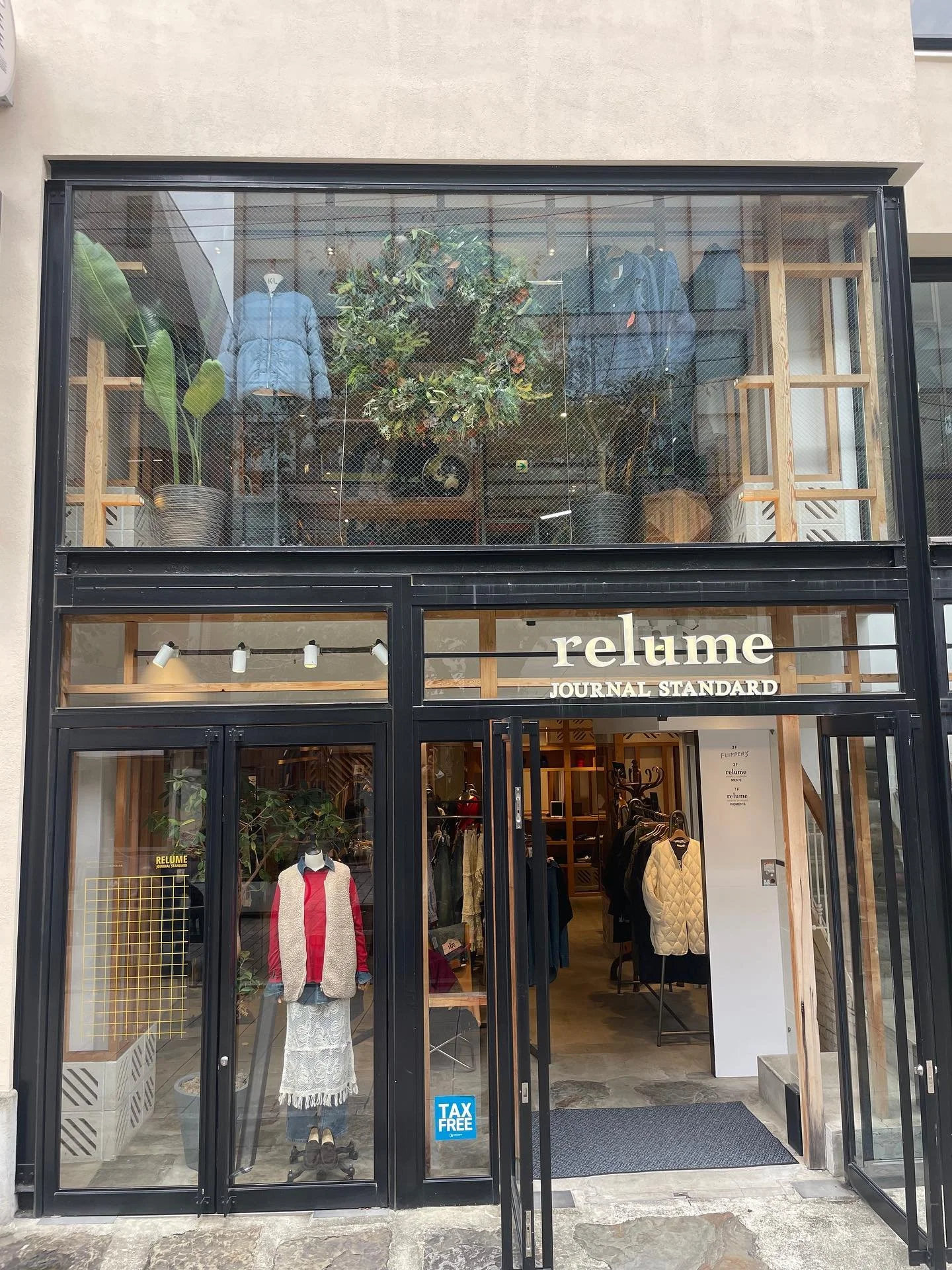 *
Xmas wreath 
*
*
@js_relume  自由が丘
&phi;1,000のこれまた特大サイズ
いい香りがプンプンです！
&phi;1,300には負けるものの充分な迫力❗️

明日はお店が17:00閉店となります、
11月は閉店時間やオープン時間がイレギュラーとなりますのでご来店の際はご注意ください

#wreath
#xmas
#特大サイズ
#針葉樹の香り
#まだ続く