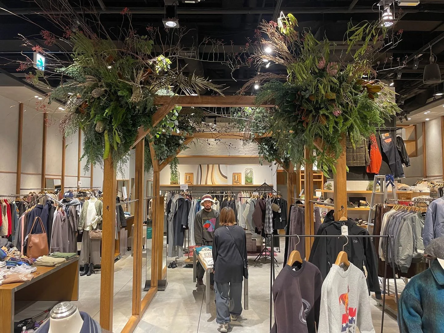 *
Xmas display

*
先日のみなとみらいの装飾。
@js_relume のリメイクさせて頂きました。
いつも遅くまで皆さんありがとうございます♪

控えめ控えめと思いつつも結局去年よりも大きくなった気がする。
結果遅くなりスタッフの方大変遅くなり申し訳ありませんでした。
また明日も遅くなるかもですが、よろしくお願い致します。

#xmas
#display 
#装飾
#明日は豊洲
#頑張って早く帰る気持ちはいっぱい