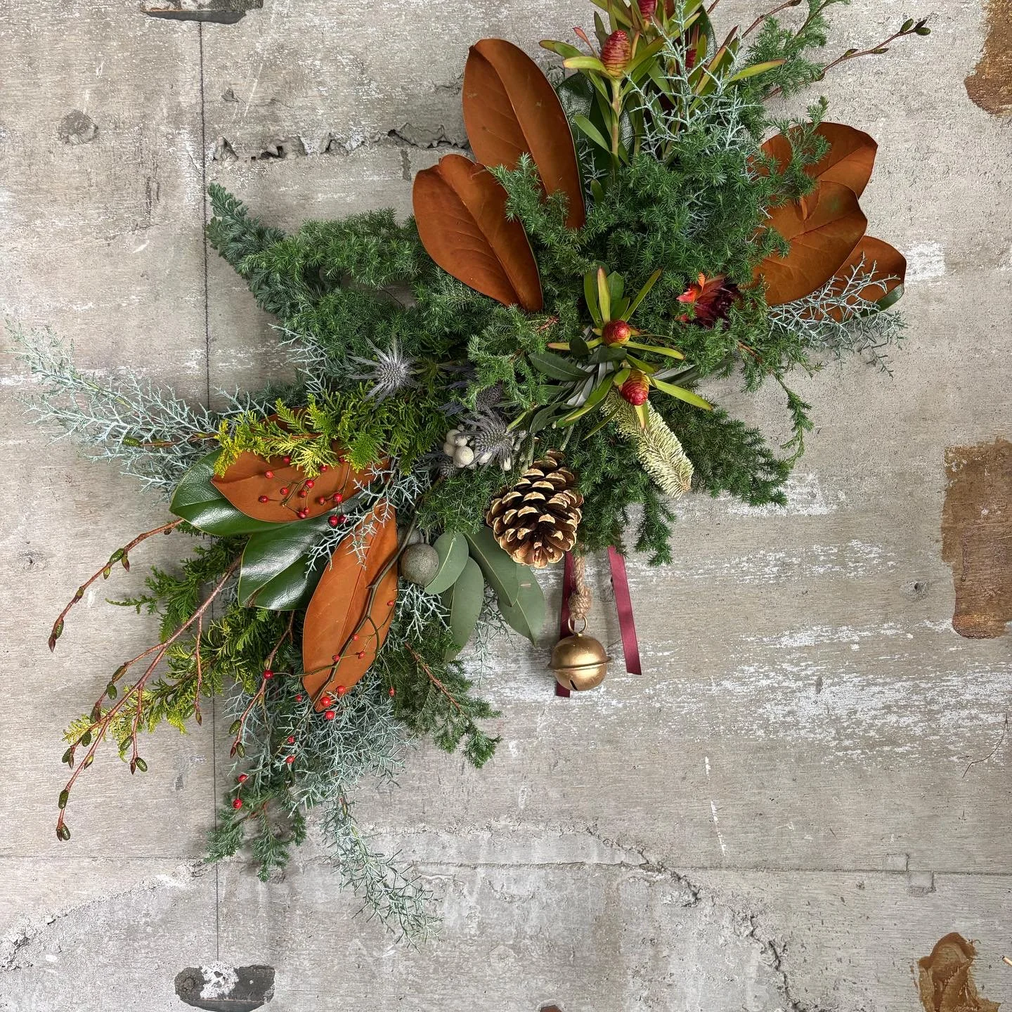 11月のLesson

11月のLessonはクリスマス🎄クリスマス🎅でした。
数種類の針葉樹や常緑樹をたっぷり使い、香りも楽しめるフレッシュなクリスマスの飾りを作りました。
質感や色味の異なるグリーンを重ねることで、動きのある表情豊かな仕上がりに🎄

12月のお正月飾りのLessonは満席です。
ありがとうございます。

🌿1月のLessonは春のブーケを予定しております！
1/13、1/20 各日10:30〜

🌱Lessonのお問合せはメール、電話にて受け付けています。

#フラ