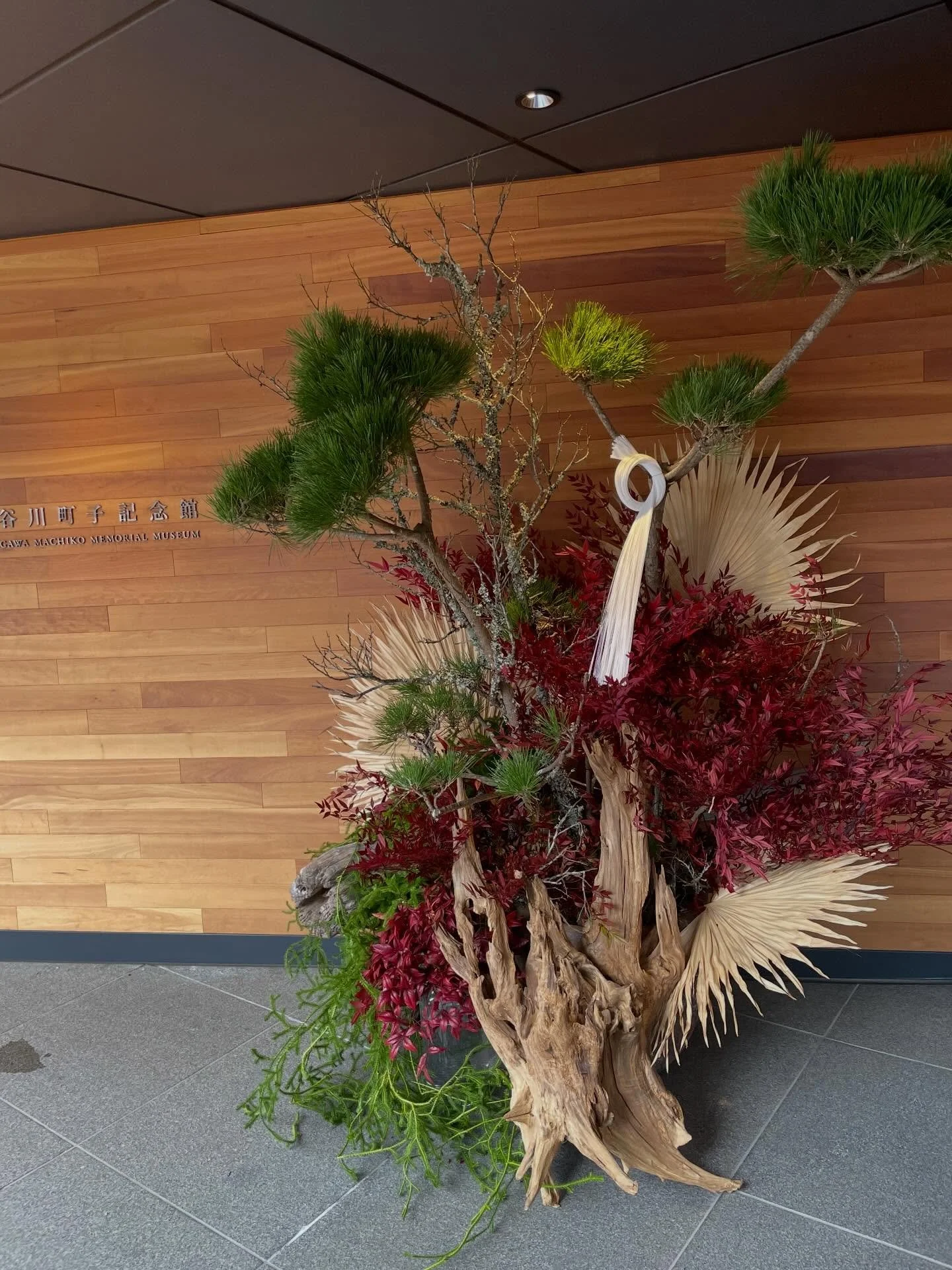 *
正月活込

長谷川町子美術館様、今年もありがとうございました。
一年を通していつもお気遣いいただきありがとうございます。
素敵な美術館・記念館をいつも飾らせて頂き感謝で一杯です。
今年もあと営業は3日間。来年を気持ち良くお迎え出来るように準備に勤しむ皆々様。そんな方々に飾って頂けるよう残りわずか、スタッフと頑張っておりますので、ご来店お待ちしております。

#正月
#display
#活込
#カウントダウン