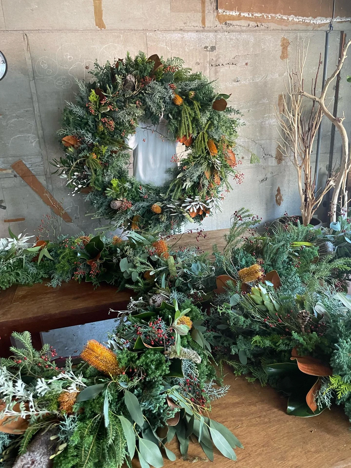 *
Xmas wreaths 
今年も特大クリスマスリースのご注文ありがとうございました。このサイズは迫力と香りがまあまあなボリューム。
枠作りから頑張ったかいありです。
クリスマスはひと段落な感じですが、すでに松が横でスタンバイしてるので、今年の終わりがすぐそこまでを実感しますね。
インスタ不精でクリスマス関連、少しずつあげさせて頂きます。

#xmas
#wreath
#しめ縄に追われそうな2025