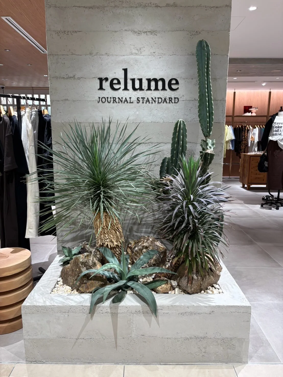 *
Green display

journal standard relume八王子店
今回もドライな内容で植栽をさせて頂きました。

@js_relume 様いつもありがとうございます♪
色々な店舗様をさせて頂き、色々な方との繋がりも頂いております。
今回もかなり広い店舗の中にインパクトのある物をご用意させて頂きました。

本日施工中の案件も含め引き続きお店の素敵な雰囲気に合うよう施工させて頂きます〜

#green
#display
#drygarden
#relume
#アガベ