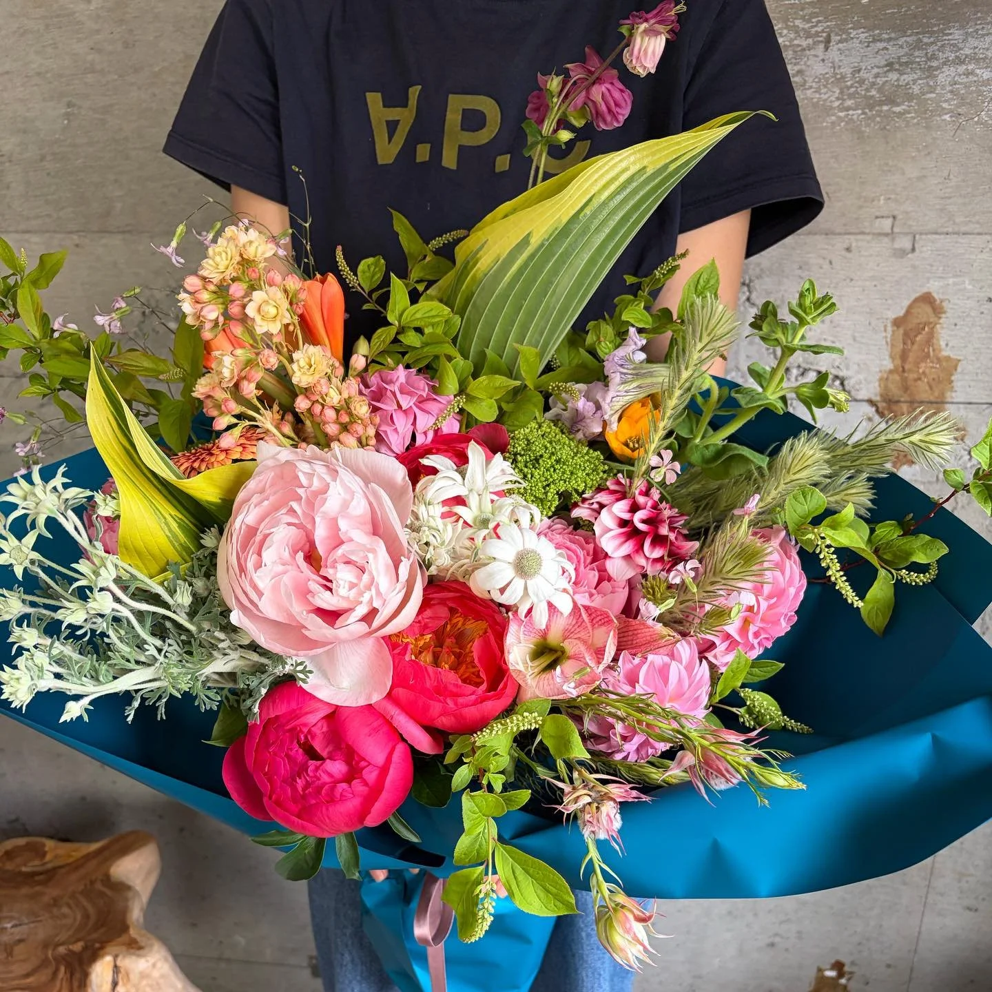 4月のLesson

4月は芍薬のブーケ。色合わせ花合わせでした🌈
芍薬以外はご自身で好きなお花を選んでいただきました。
色合わせやお花のバランスを考えながら、自分だけのブーケを束ねました。
それぞれのお花の形を生かす使い方なども意識して☝️

🌿5月のLessonは花瓶活けです。
5/12、5/19（満席）各日10:30〜

6月はスモークツリーを予定しています。6/9、6/16

🌱Lessonのお問合せはメール、電話にて受け付けています。

#フラワーレッスン
#フラワーレッスン世田