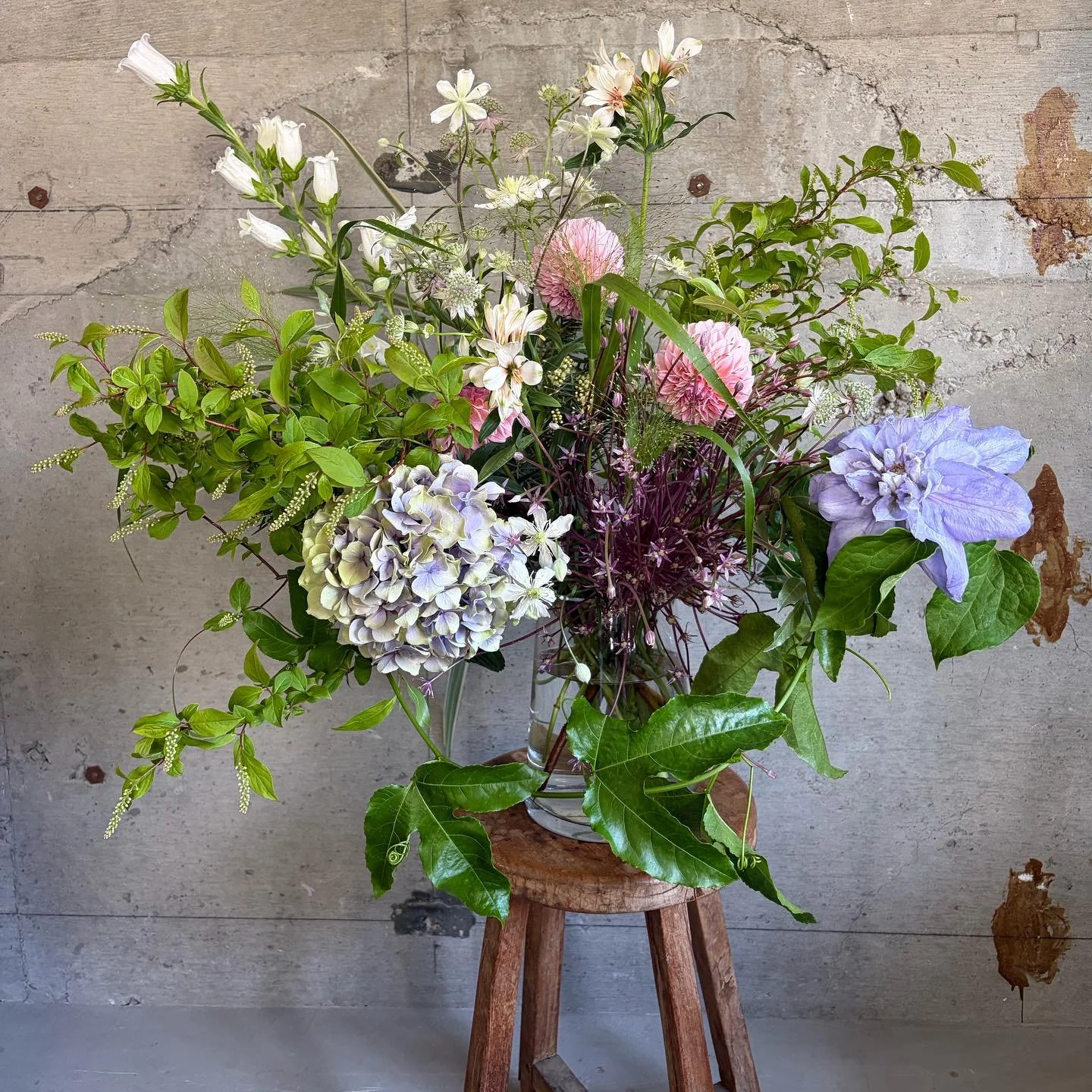 5月のLesson

5月のLessonは花瓶生けを。
花束ともオアシスを使うアレンジメントとも違う、楽しさ難しさがあり、初めは皆さんこんな感じ？？のスタートでしたが、どんどんお花を生けていくうちに、バランスや空間の抜け感など意識し、最後はとても素敵に仕上がりました🏺✨

今回は花瓶はご自身でご用意された方もいらっしゃっり、それぞれ形やサイズが違ったので、仕上がりも皆さん違うものになりそれも楽しんでいただけたかなと思います。

お花は、気温も高くなってきたのでなるべく長もちするお花を意識し、ア
