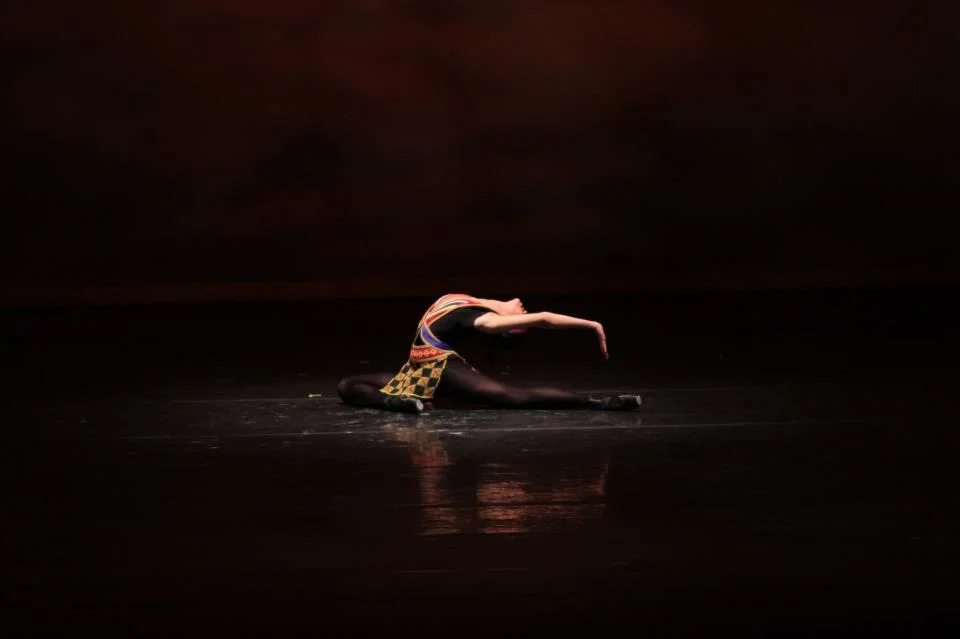 Tatiana Rodríguez , directora de Dance Lab , en el solo “Alturas” - pieza coreografiada por María Julia Landa para las Competencias Internacionales de Ballet en Jackson, Mississippi en 1994- en "Huellas de María Julia Landa" de Balleteatro Nacional de PR (2012). Foto por Julio Swayne del Caribe.