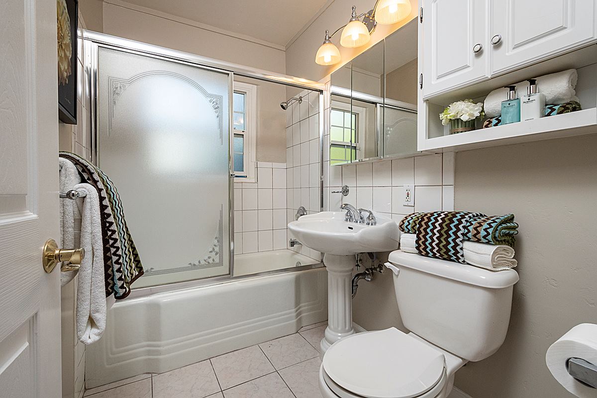 bathroom1_1200.jpg