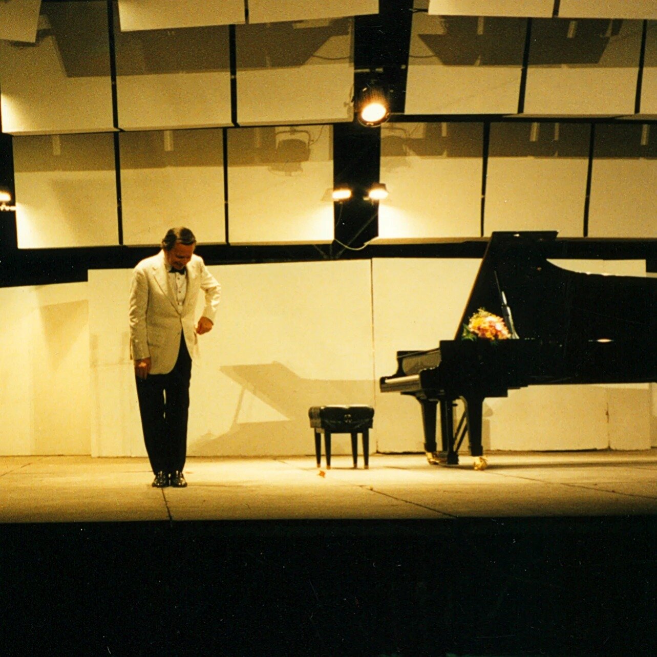 Moments like these are what dreams are made of. 🌟 Here's a glimpse of Byron Janis, graciously bowing after a mesmerizing performance on stage in France. 🎻✨

Behind every bow lies countless hours of dedication, passion, and perseverance. 🎹💖 Byron'