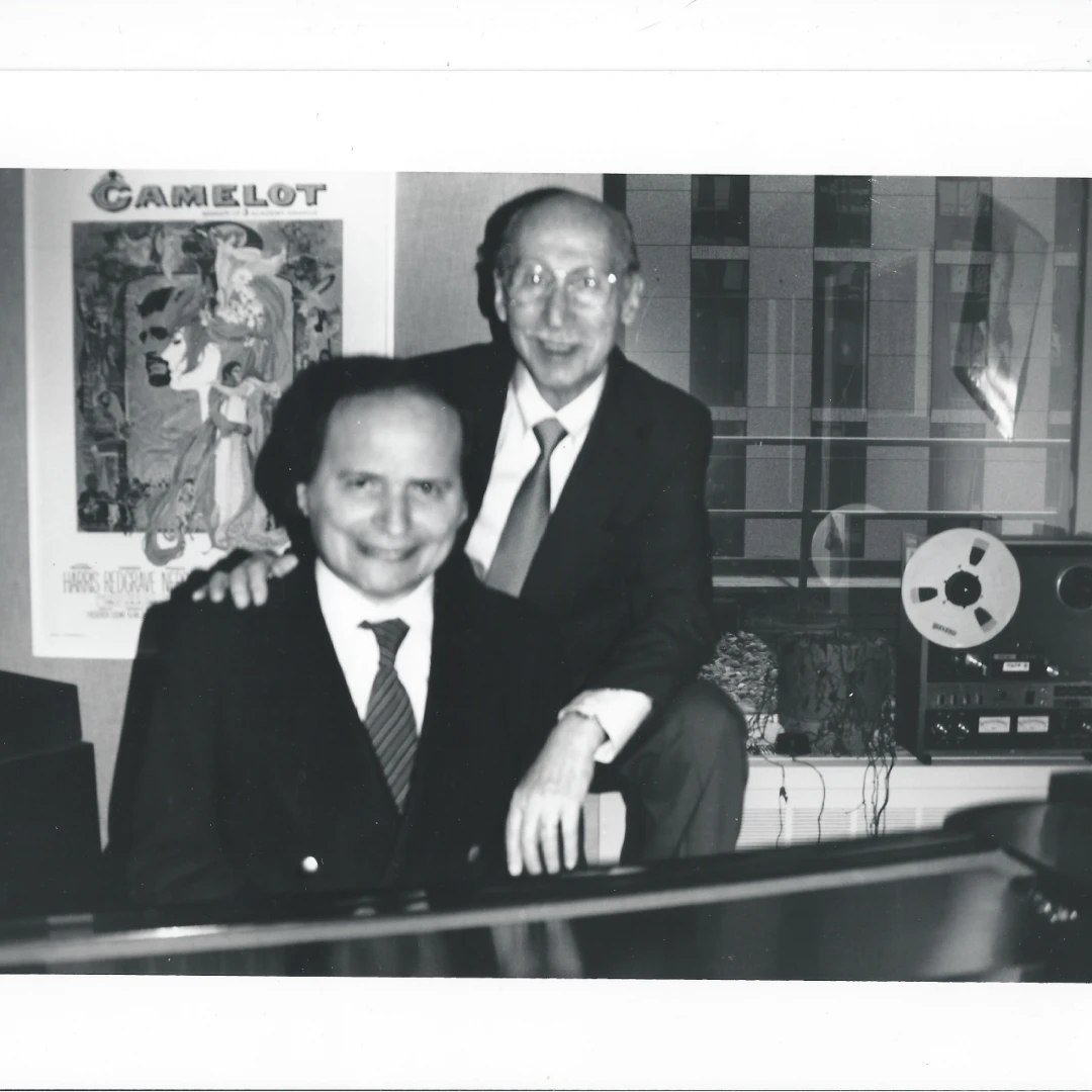 🎼🎤Let's journey back to a magical moment captured in the annals of music history, where Byron Janis and the legendary Sammy Cahn united by the keys of a piano.

#WaybackWednesday #ByronJanis #SammyCahn #MusicalCollaboration #MusicalLegends #Creativ