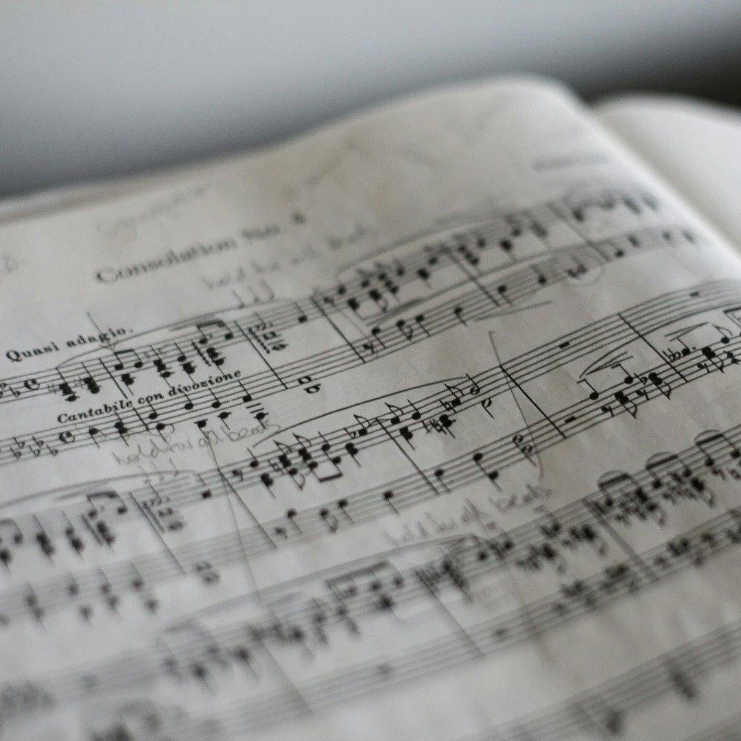 📚🎵 Dive Deep into Music Theory! 💡🎼

Expand your musical horizons by delving into the intricate world of music theory. Start with foundational elements like notation, rhythm, and scales, gradually progressing to more complex concepts. Utilize stru