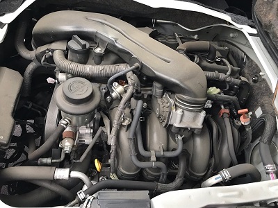 hiace-200-enginebay.jpg