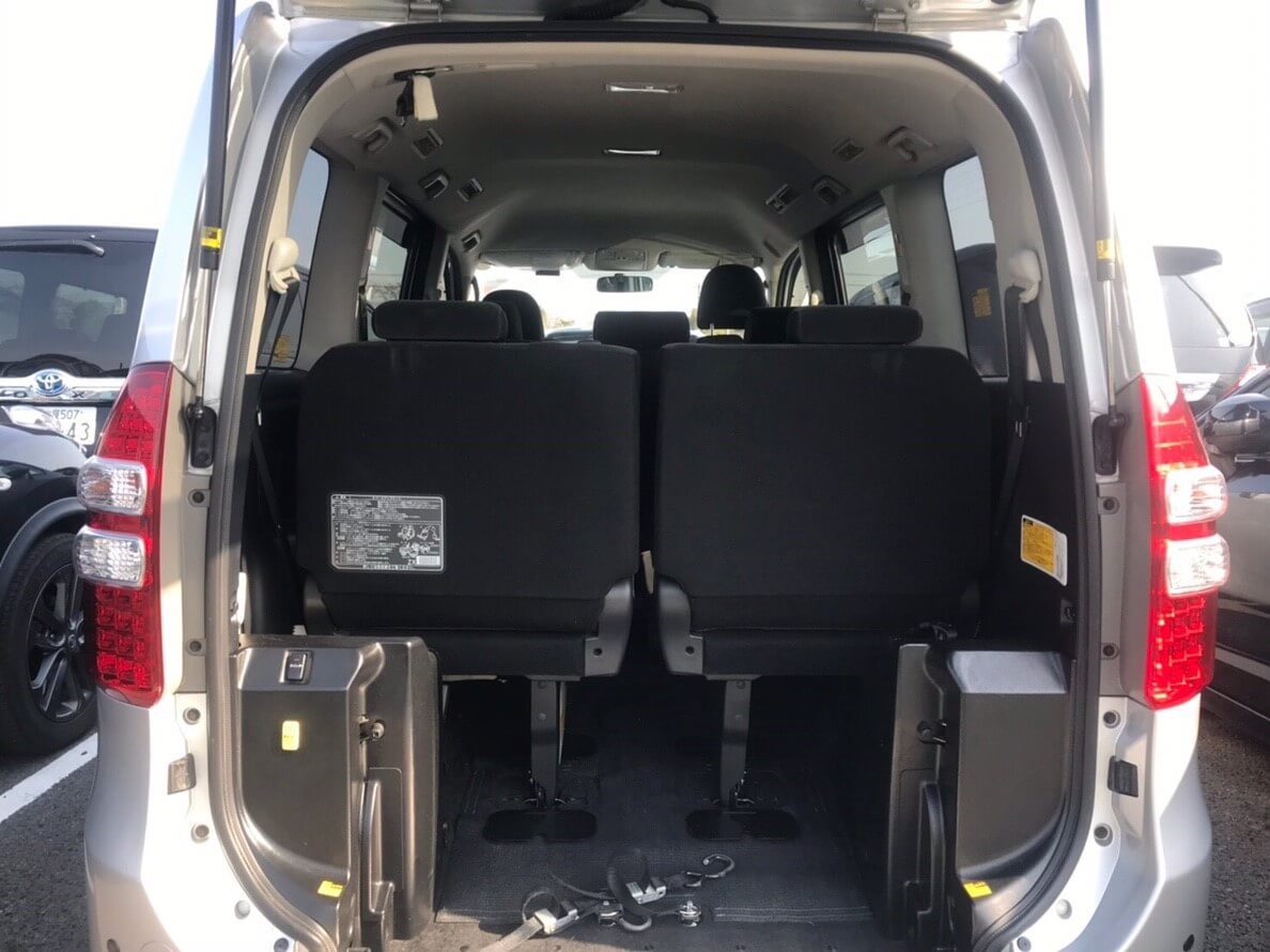 toyota-noah-inside-view-inclusive.jpg