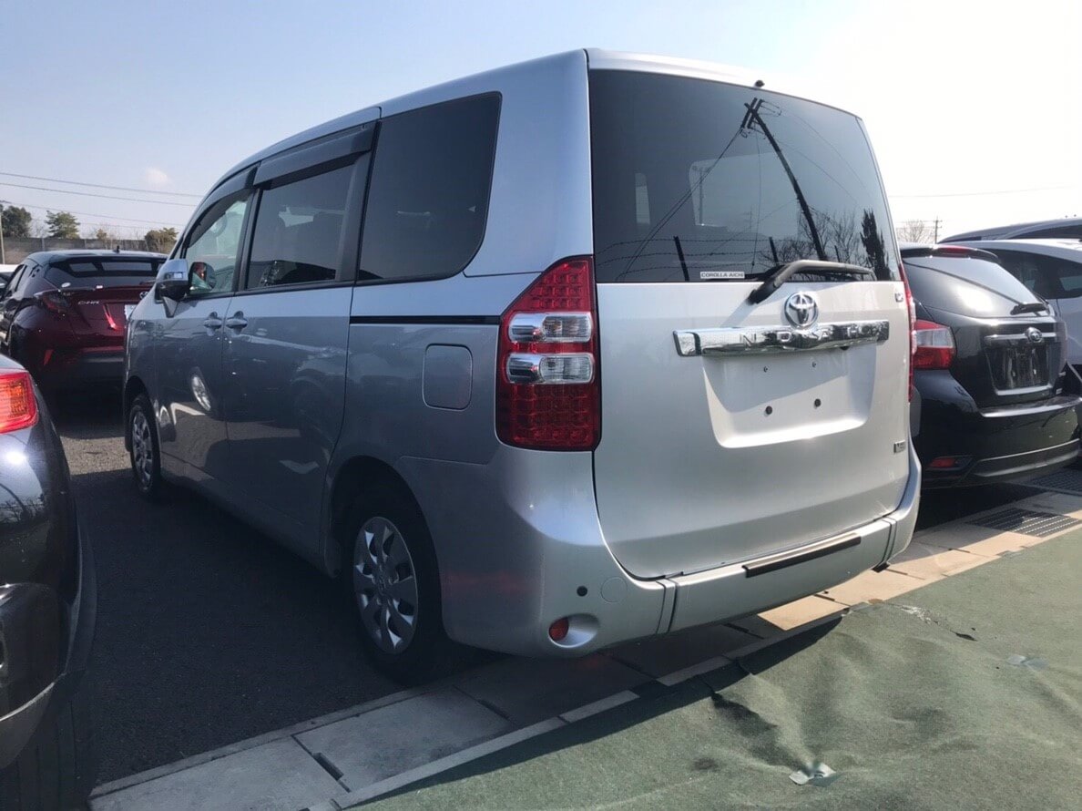 toyota-noah-rear.jpg