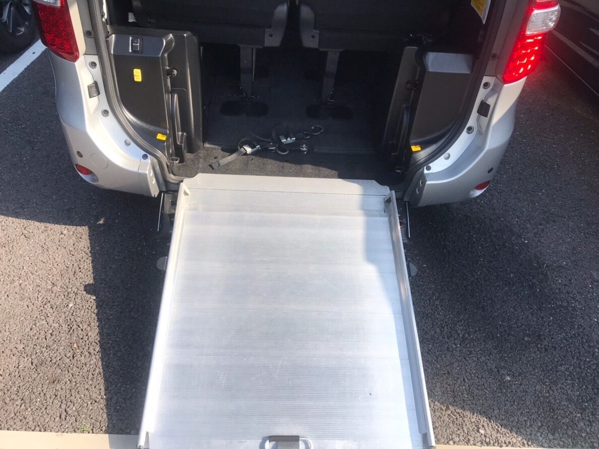 toyota-noah-ramp-wheelchair.jpg