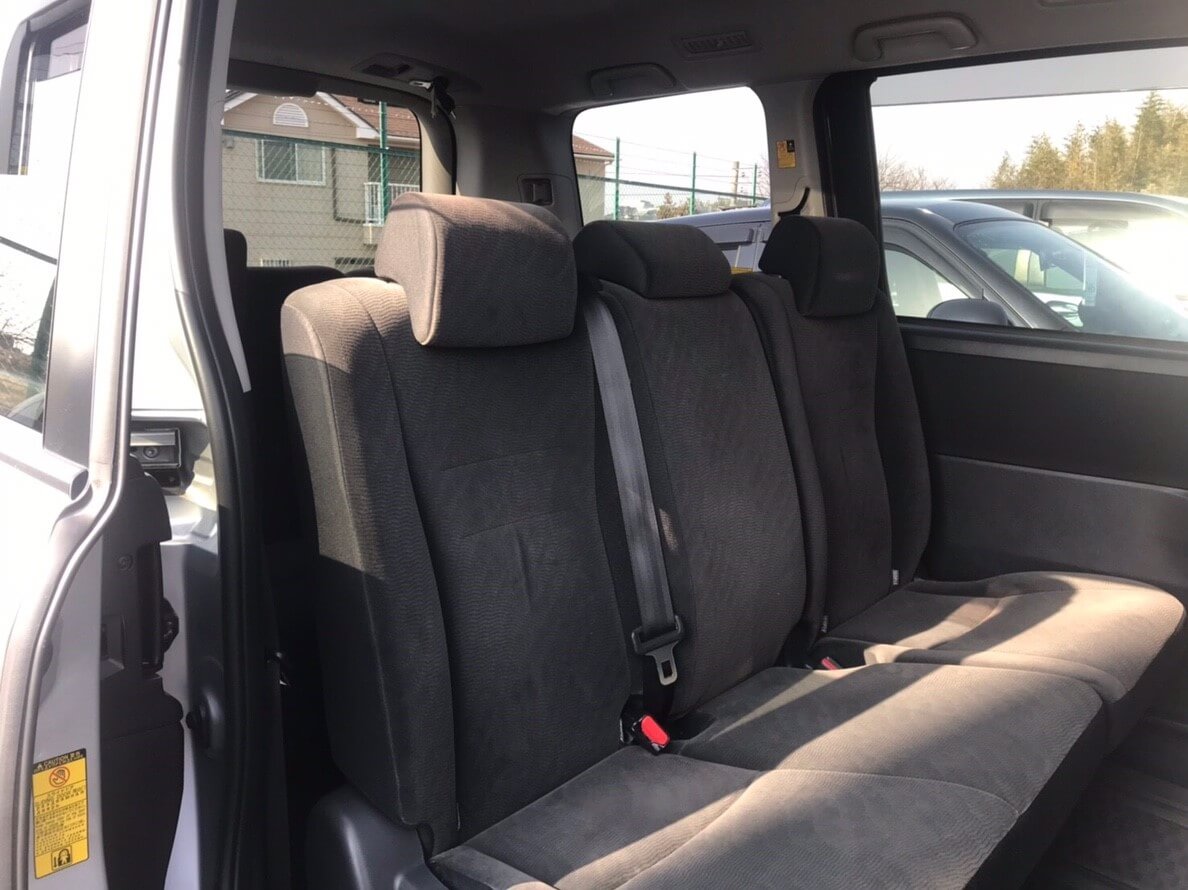 toyota-noah-rearseats.jpg