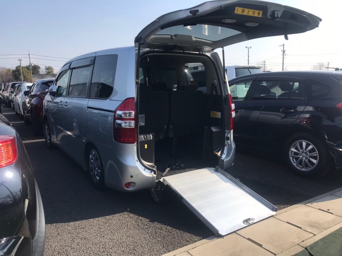 toyota-noah-zrr70-fullview.jpg