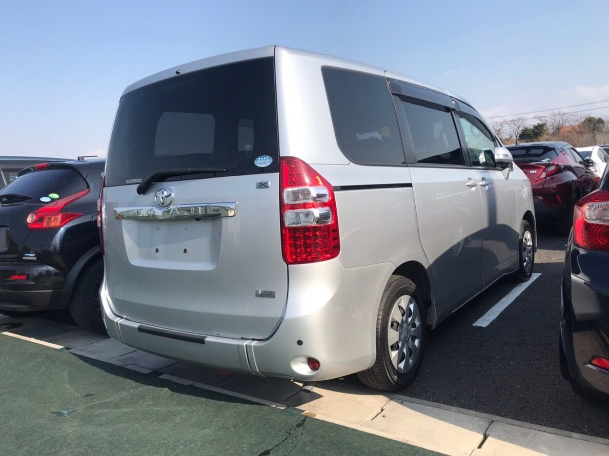 toyota-noah-zrr70-rear.jpg