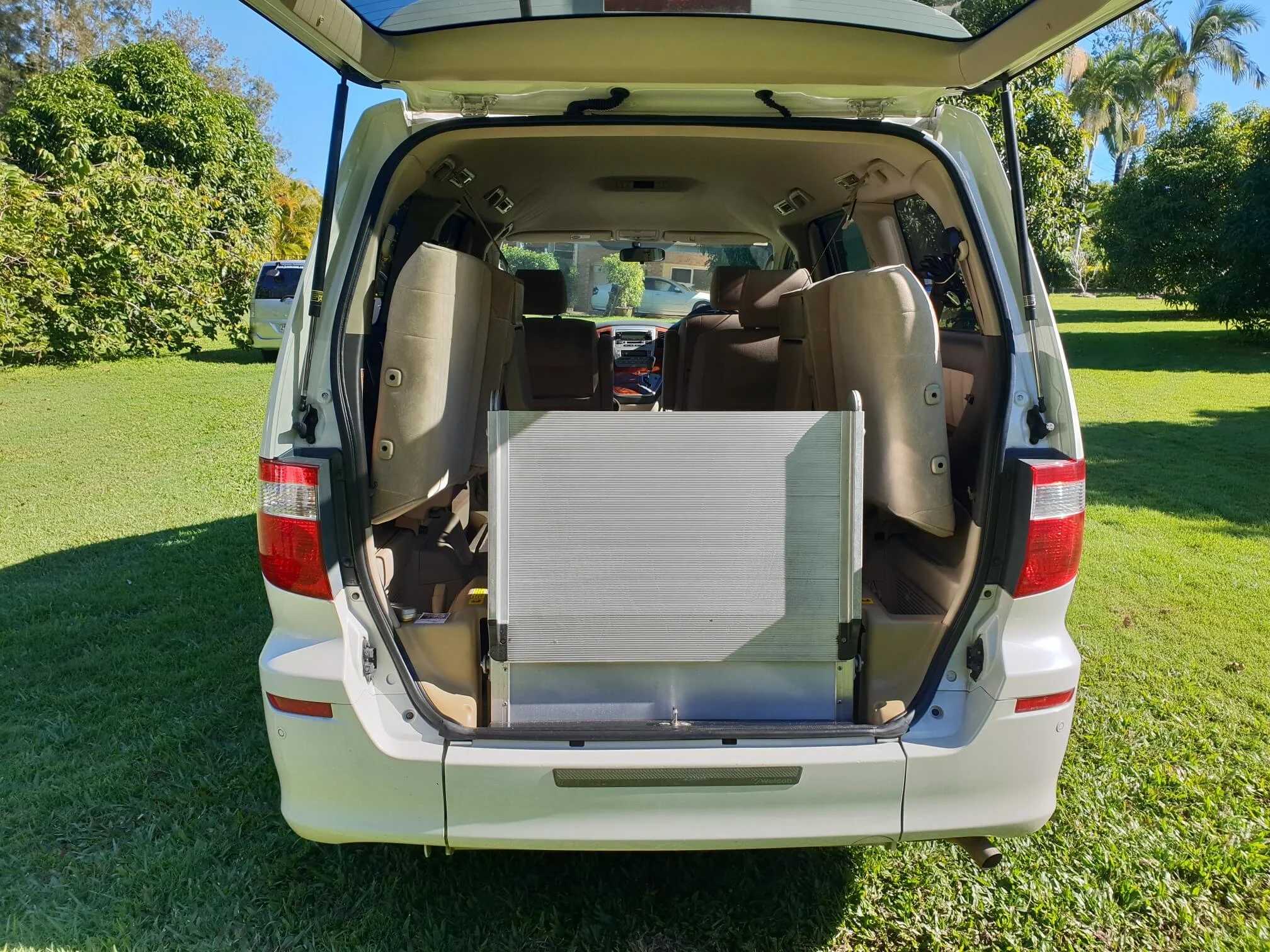 alphard-wheelchair-ramp.jpg
