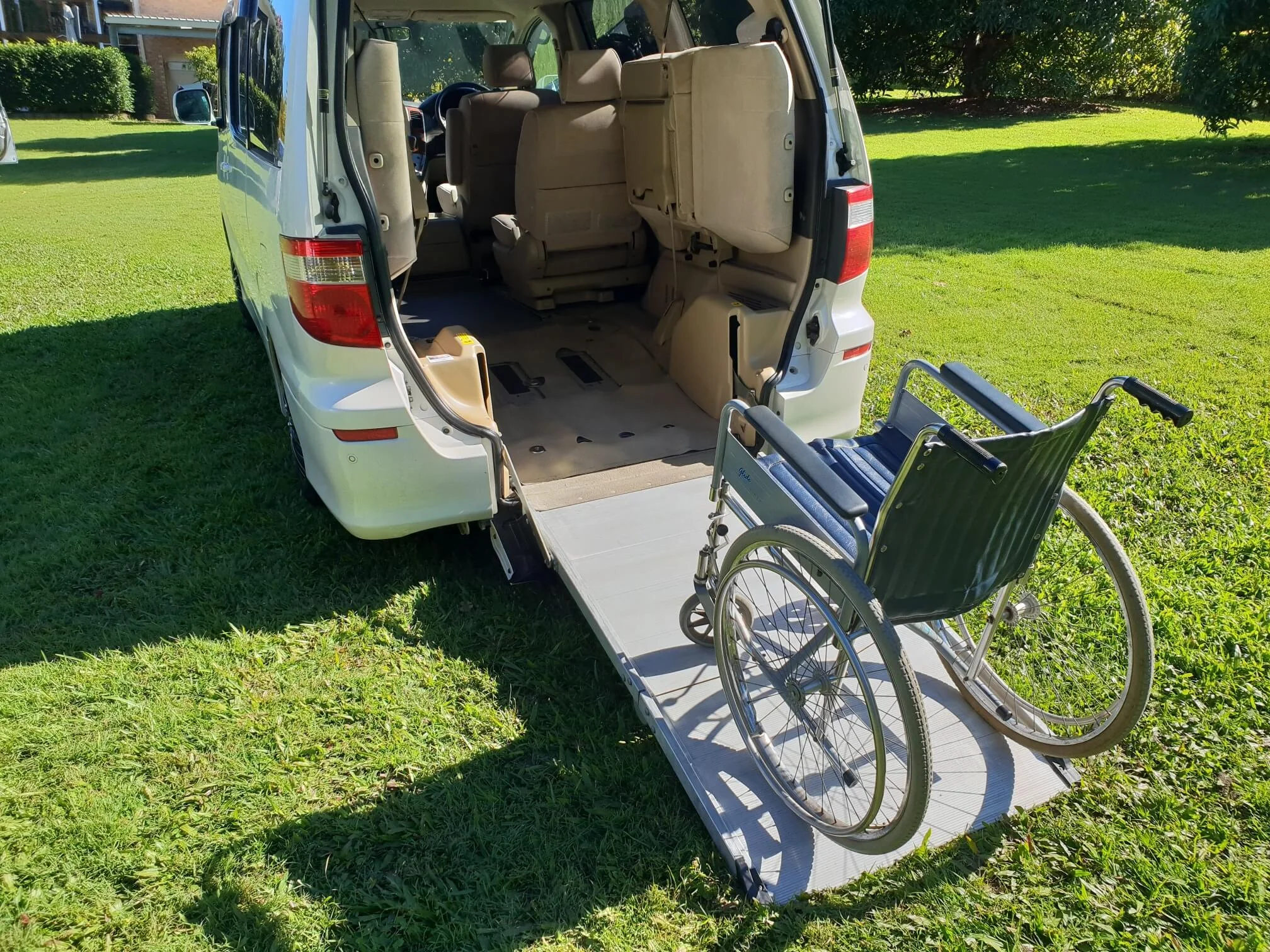 alphard-wheel-chair-ramp.jpg