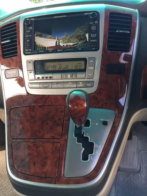 toyota-alphard front-console.JPG