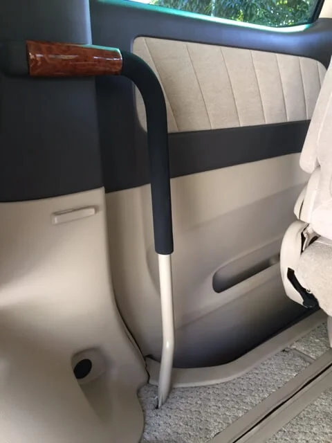 toyota-alphard-hand-rail.JPG